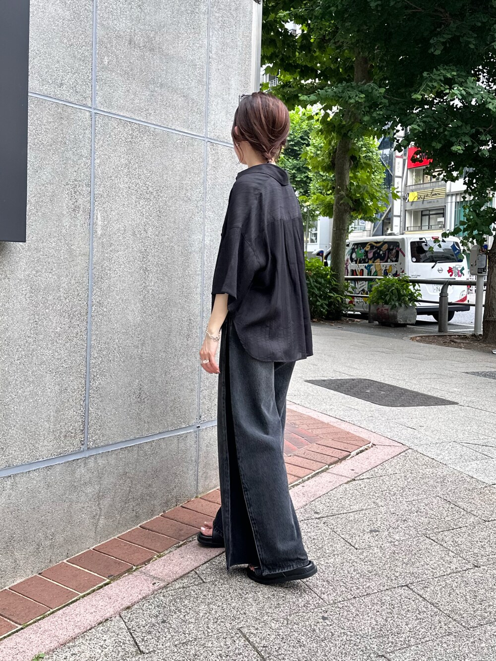 ブラック系のデニムパンツ、ブラック系のシャツ/ブラウス、ブラック系のショルダーバッグを着用したレディースの夏コーディネートの2枚目の写真