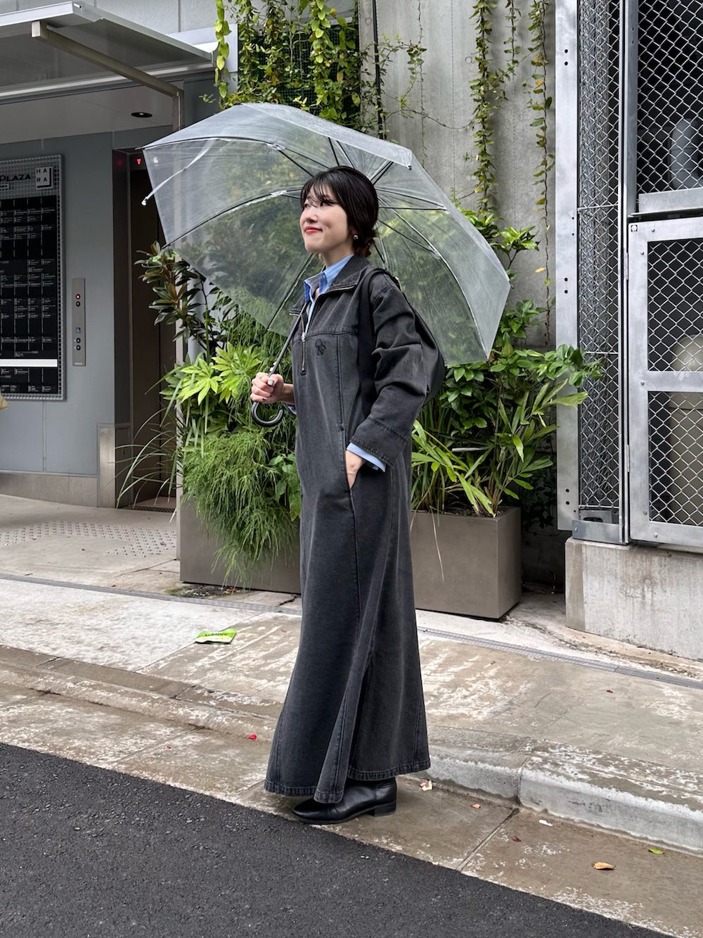 ブラック系のワンピース、ブルー系のシャツ/ブラウスを着用したレディースの秋コーディネートの2枚目の写真