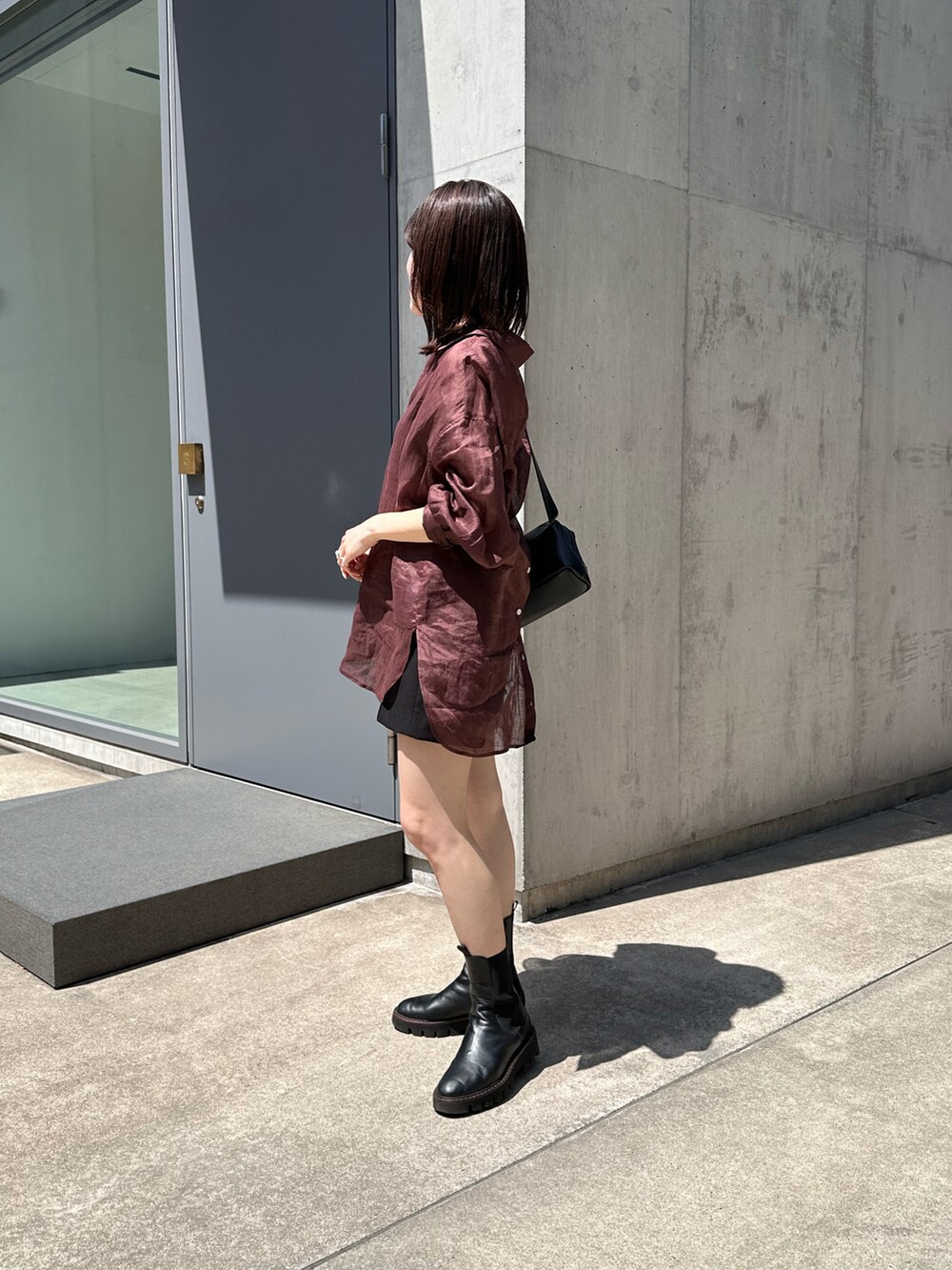 ブラウン系のシャツ/ブラウスを着用したレディースの春コーディネートの3枚目の写真