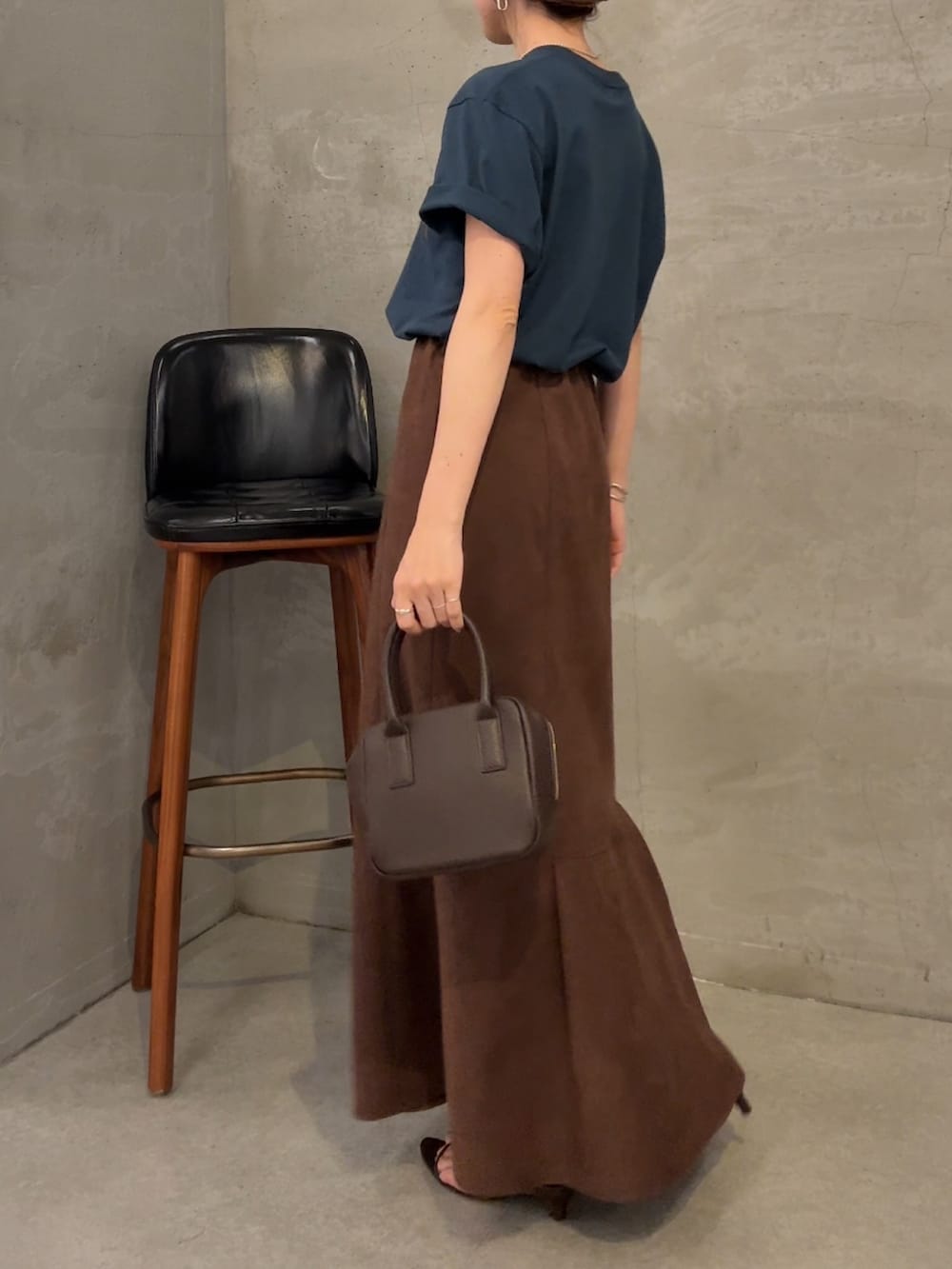 ブルー系のTシャツ/カットソー、ブラウン系のスカート、ブラウン系のショルダーバッグを着用したレディースの夏コーディネートの4枚目の写真