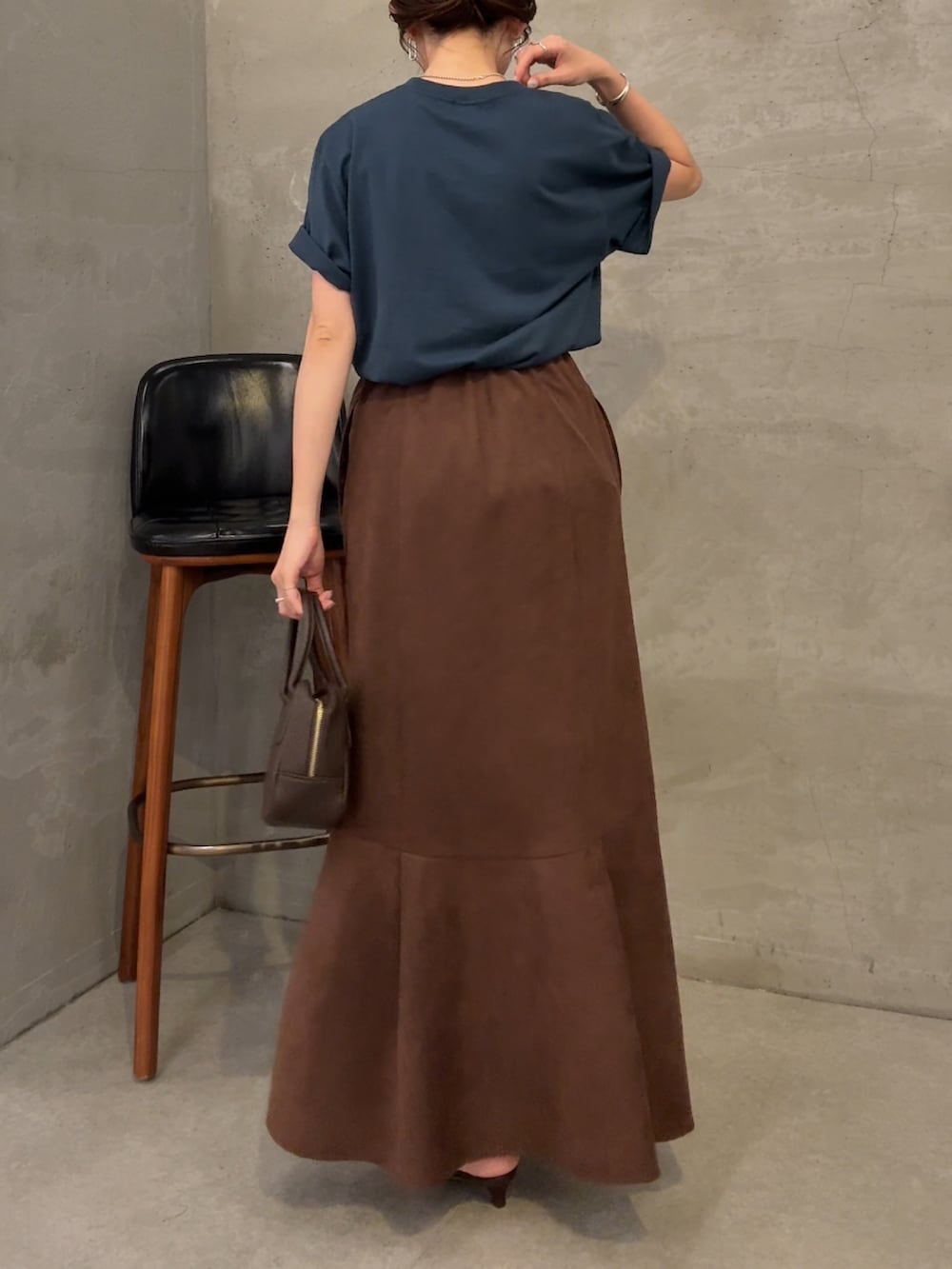 ブルー系のTシャツ/カットソー、ブラウン系のスカート、ブラウン系のショルダーバッグを着用したレディースの夏コーディネートの3枚目の写真