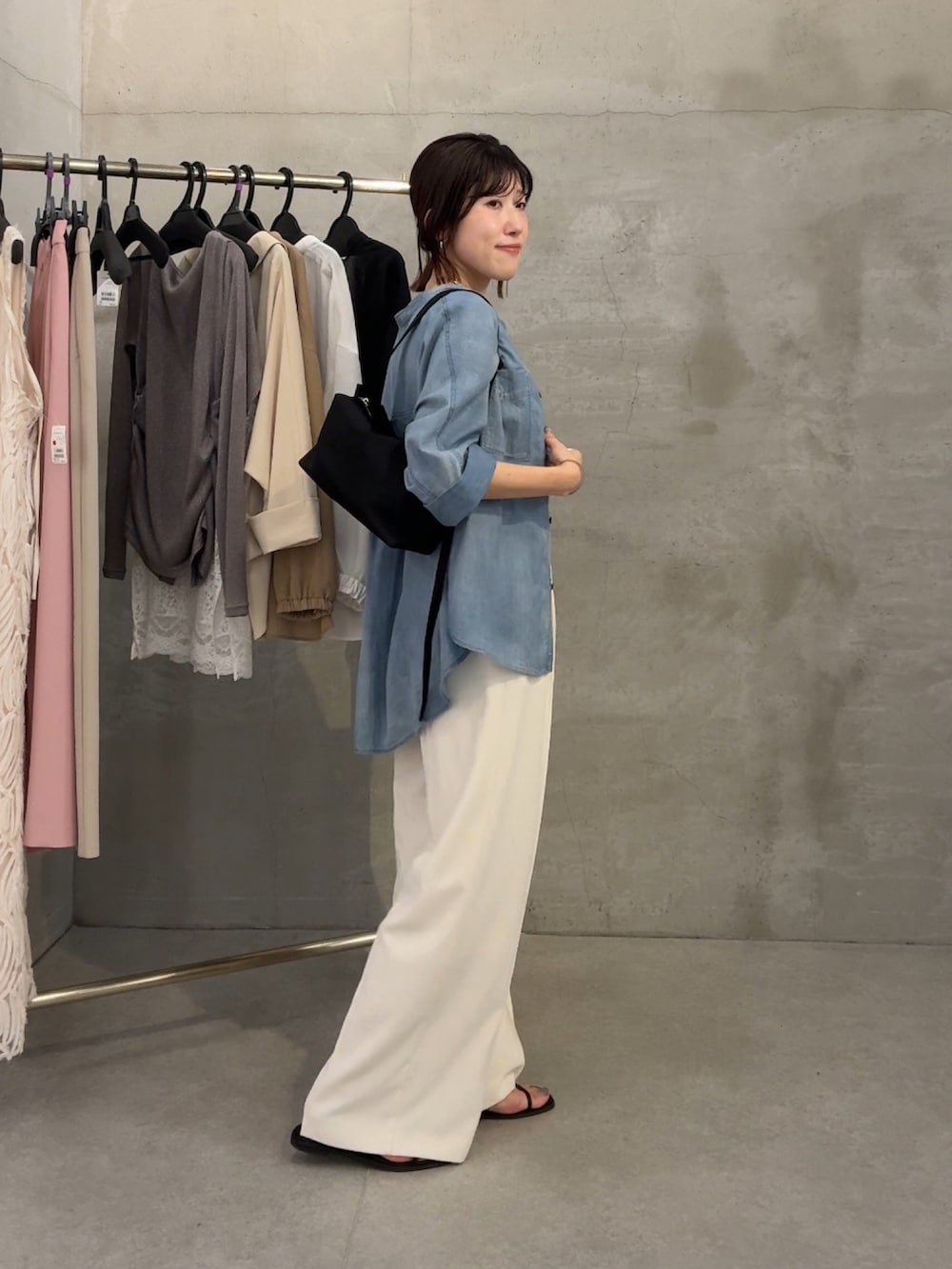 ブルー系のシャツ/ブラウス、ホワイト系のスラックス、ホワイト系のタンクトップを着用したレディースの春コーディネートの3枚目の写真