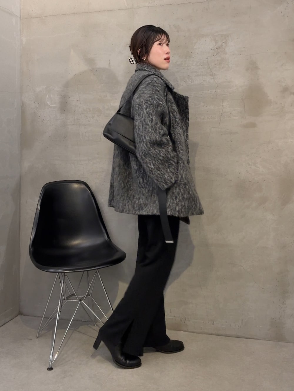 グレー系のその他アウター、ブルー系のニット/セーター、ホワイト系のTシャツ/カットソーを着用したレディースの秋コーディネートの3枚目の写真