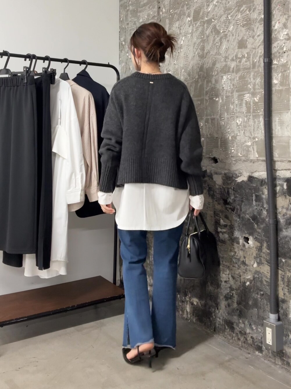 グレー系のニット/セーター、ホワイト系のTシャツ/カットソー、ブラック系のボストンバッグを着用したレディースの夏コーディネートの4枚目の写真