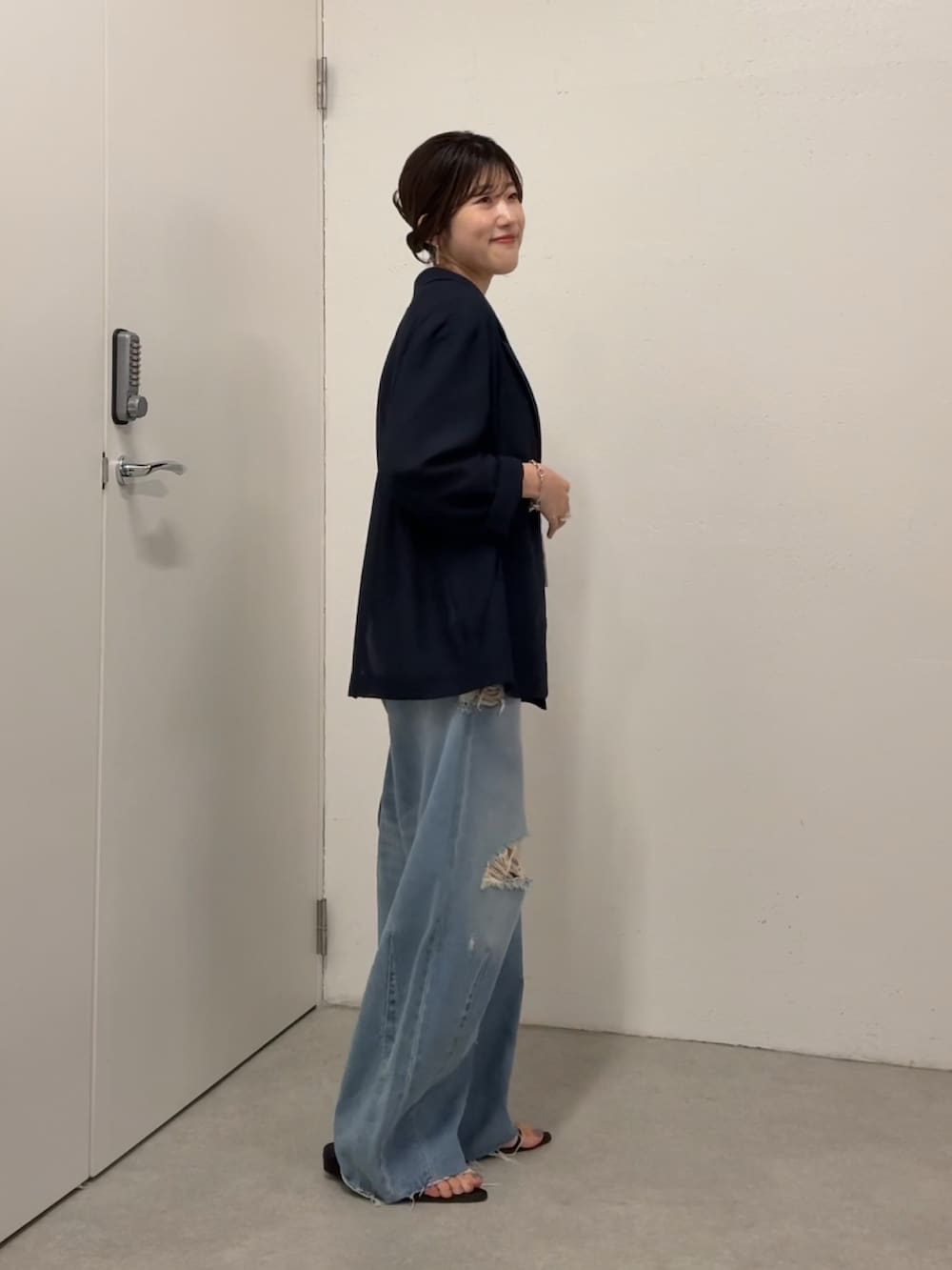 グレー系のTシャツ/カットソー、ブルー系のテーラードジャケット、ブルー系のデニムパンツを着用したレディースの夏コーディネートの2枚目の写真