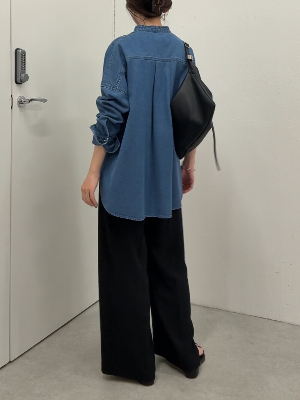 ブルー系のシャツ/ブラウス、ブラック系のその他パンツ、ブラック系のショルダーバッグを着用したレディースの夏コーディネートの3枚目の写真