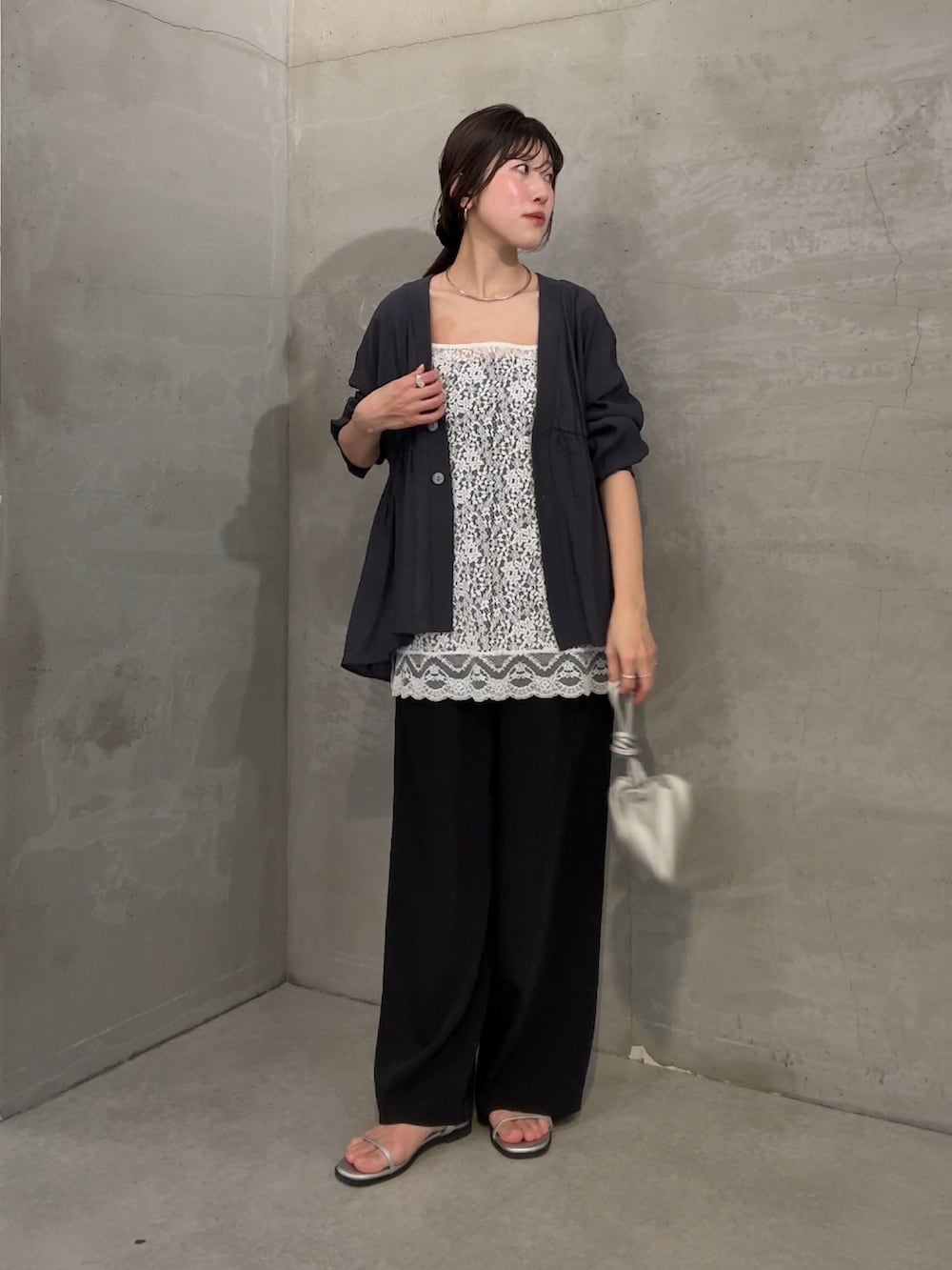 グレー系のシャツ/ブラウス、ホワイト系のキャミソール、ブラック系のスラックスを着用したレディースの冬コーディネートの4枚目の写真