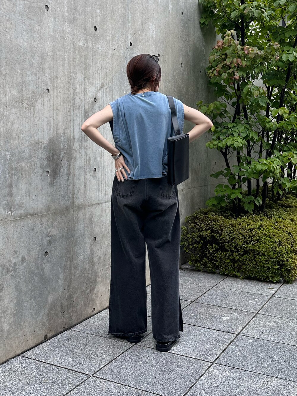 ブルー系のTシャツ/カットソー、ブラック系のデニムパンツ、ブラック系のバッグを着用したレディースの夏コーディネートの3枚目の写真