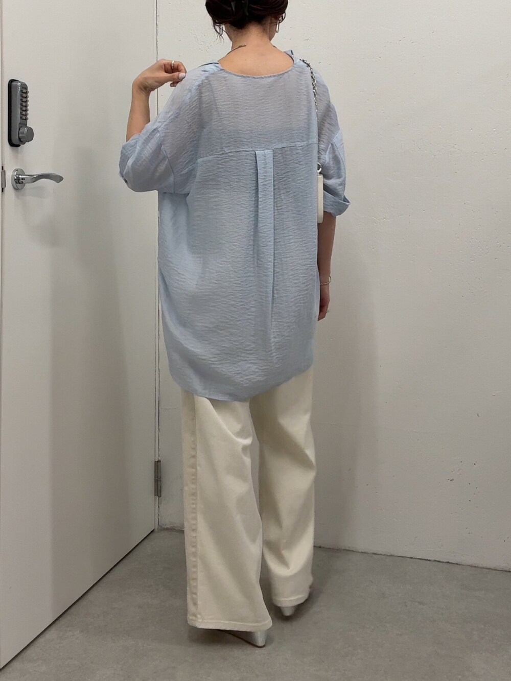 ブルー系のシャツ/ブラウス、ベージュ系のデニムパンツを着用したレディースの夏コーディネートの2枚目の写真