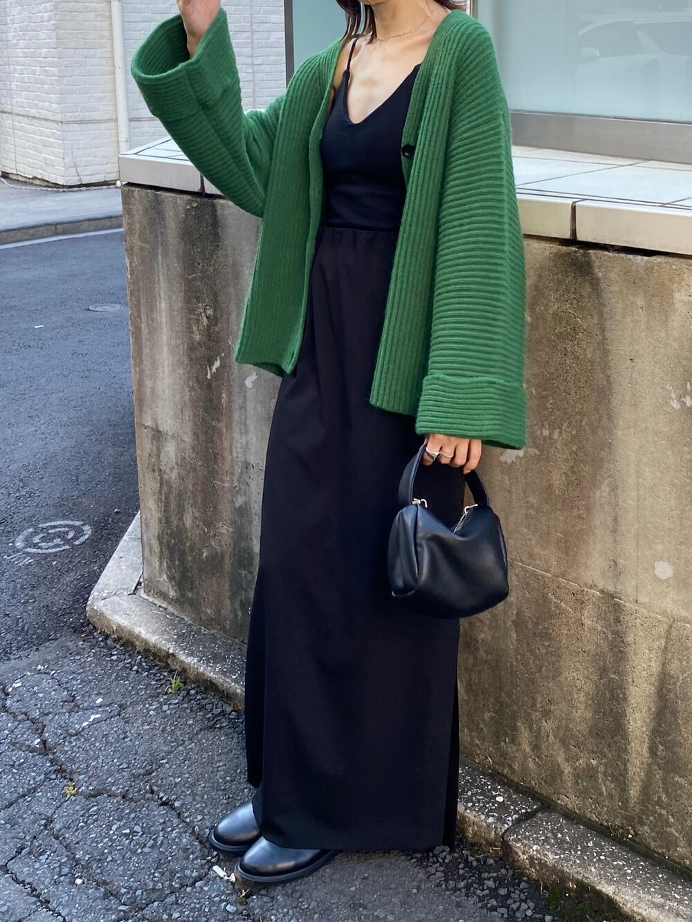 ブラック系のキャミソール、グリーン系のカーディガン/ボレロ、グリーン系のショルダーバッグを着用したレディースの夏コーディネートの5枚目の写真