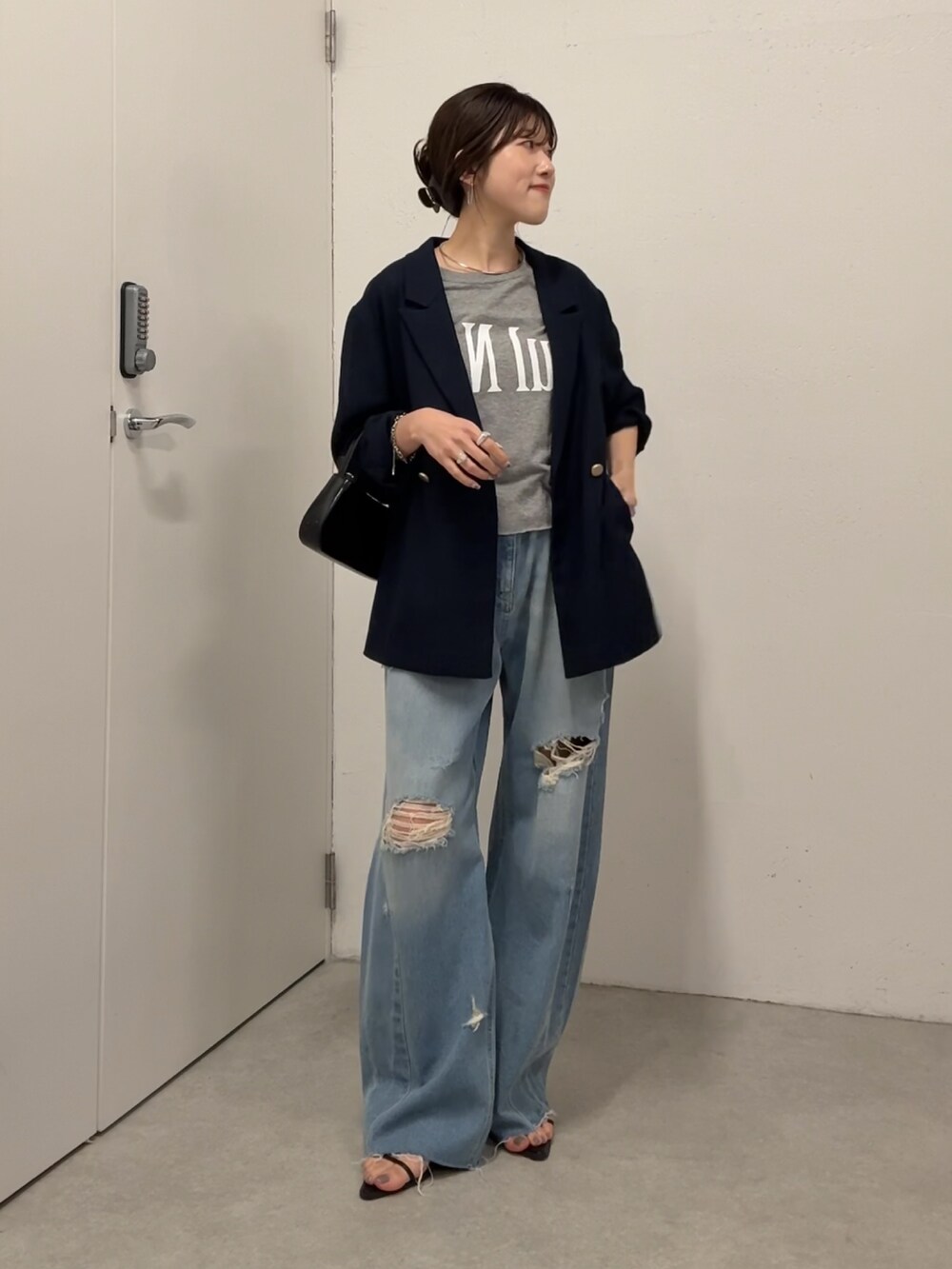 グレー系のTシャツ/カットソー、ブルー系のテーラードジャケット、ブルー系のデニムパンツを着用したレディースの夏コーディネートの5枚目の写真