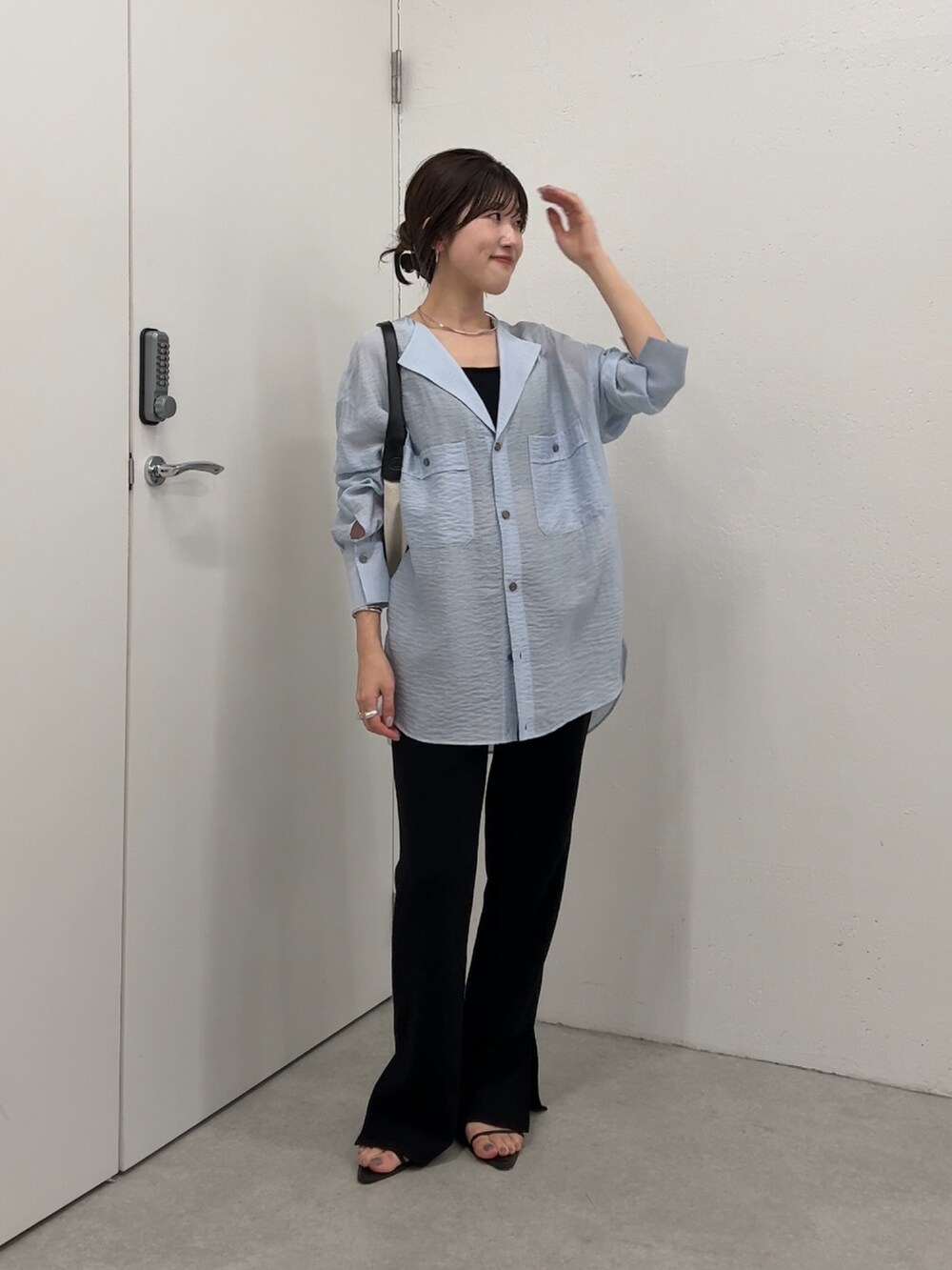 ブルー系のシャツ/ブラウス、ブラック系のその他パンツ、ゴールド系のネックレスを着用したレディースの夏コーディネートの6枚目の写真