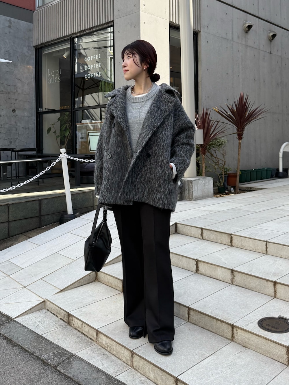 グレー系のその他アウター、ブラック系のその他パンツ、ブラック系のショルダーバッグを着用したレディースの秋コーディネートの3枚目の写真