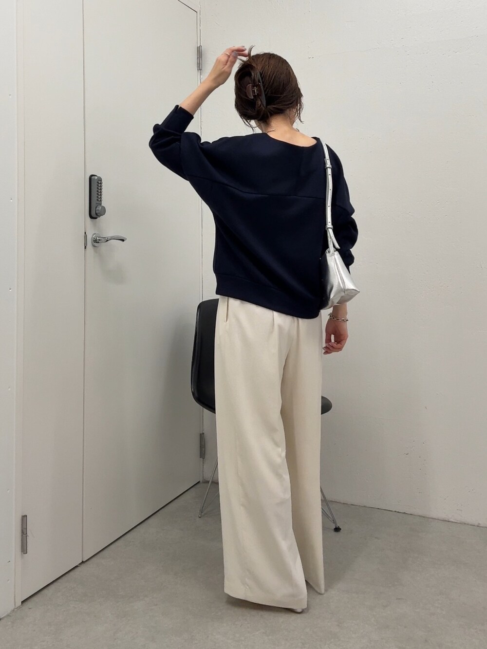 ブルー系のTシャツ/カットソー、ホワイト系のその他パンツ、シルバー系のショルダーバッグを着用したレディースの夏コーディネートの4枚目の写真