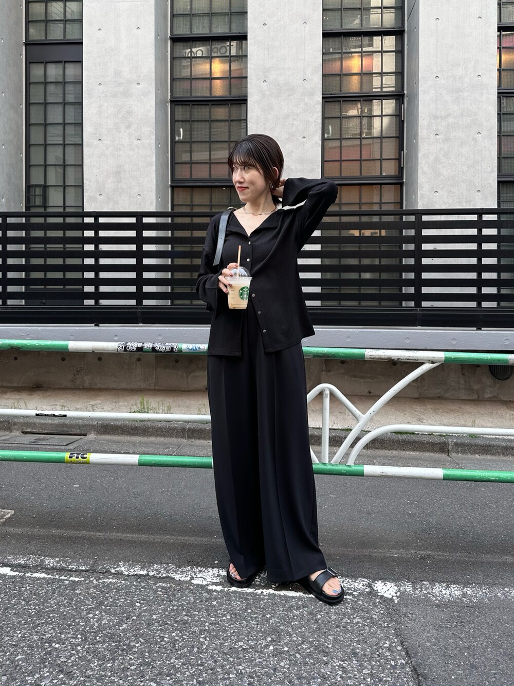 ブラック系のシャツ/ブラウス、ブラック系のスラックス、ブラック系のサンダルを着用したレディースの春コーディネートの4枚目の写真