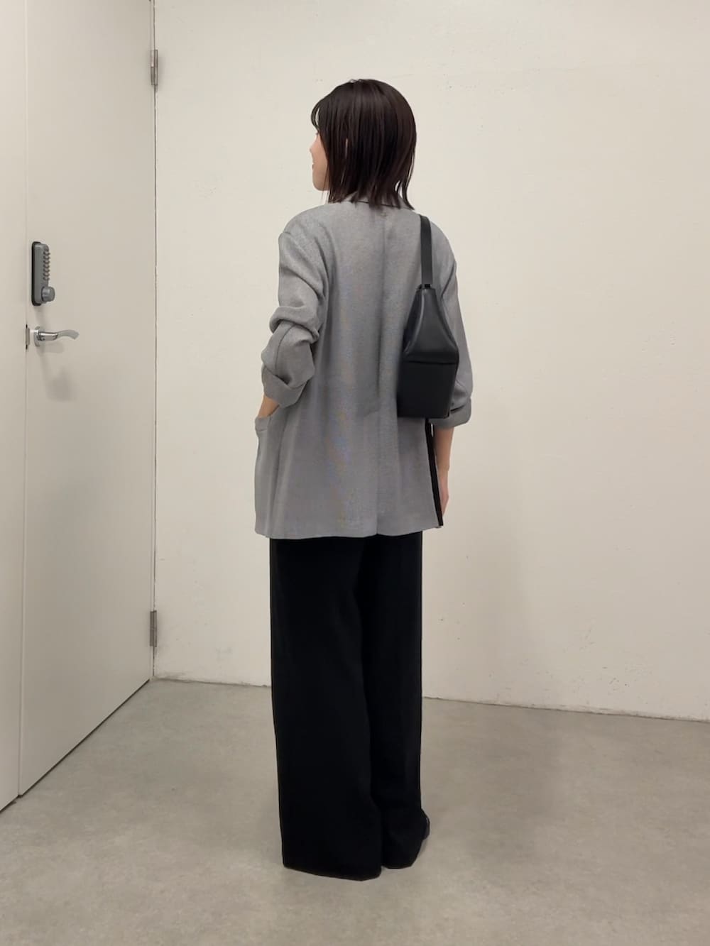 ホワイト系のTシャツ/カットソー、ブラック系のサンダル、グレー系のテーラードジャケットを着用したレディースの春コーディネートの2枚目の写真