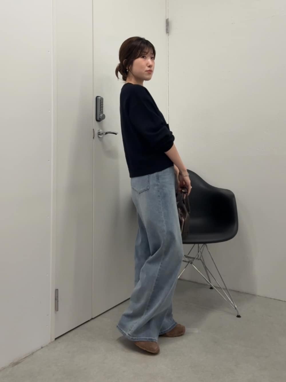 ブルー系のカーディガン/ボレロ、ブラウン系のショルダーバッグ、ブルー系のデニムパンツを着用したレディースの夏コーディネートの2枚目の写真