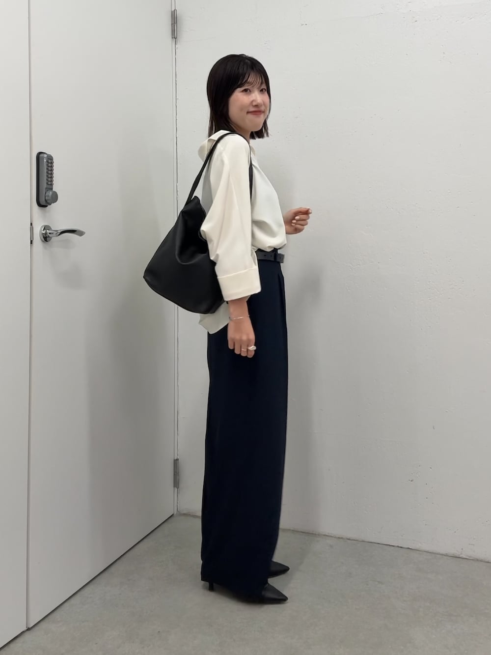 ホワイト系のシャツ/ブラウス、ブルー系のその他パンツ、ブラック系のショルダーバッグを着用したレディースの春コーディネートの2枚目の写真