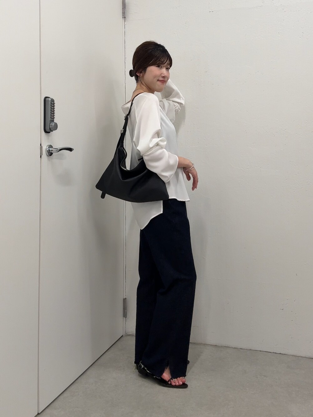 ホワイト系のシャツ/ブラウス、ブルー系のデニムパンツ、ブラック系のショルダーバッグを着用したレディースの夏コーディネートの2枚目の写真