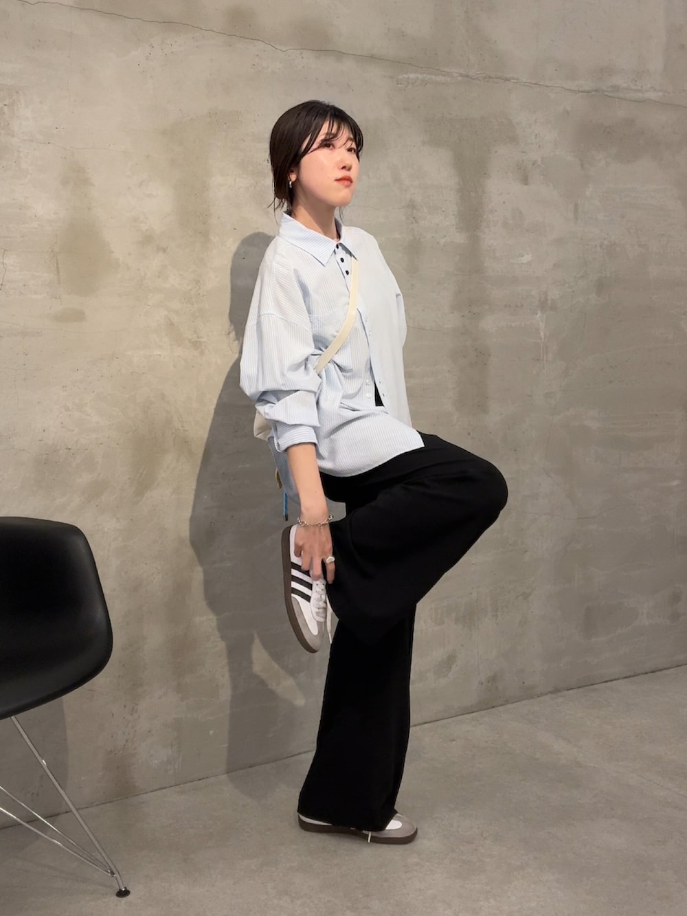 ブルー系のシャツ/ブラウス、ブラック系のその他パンツ、ホワイト系のショルダーバッグを着用したレディースの春コーディネートの2枚目の写真