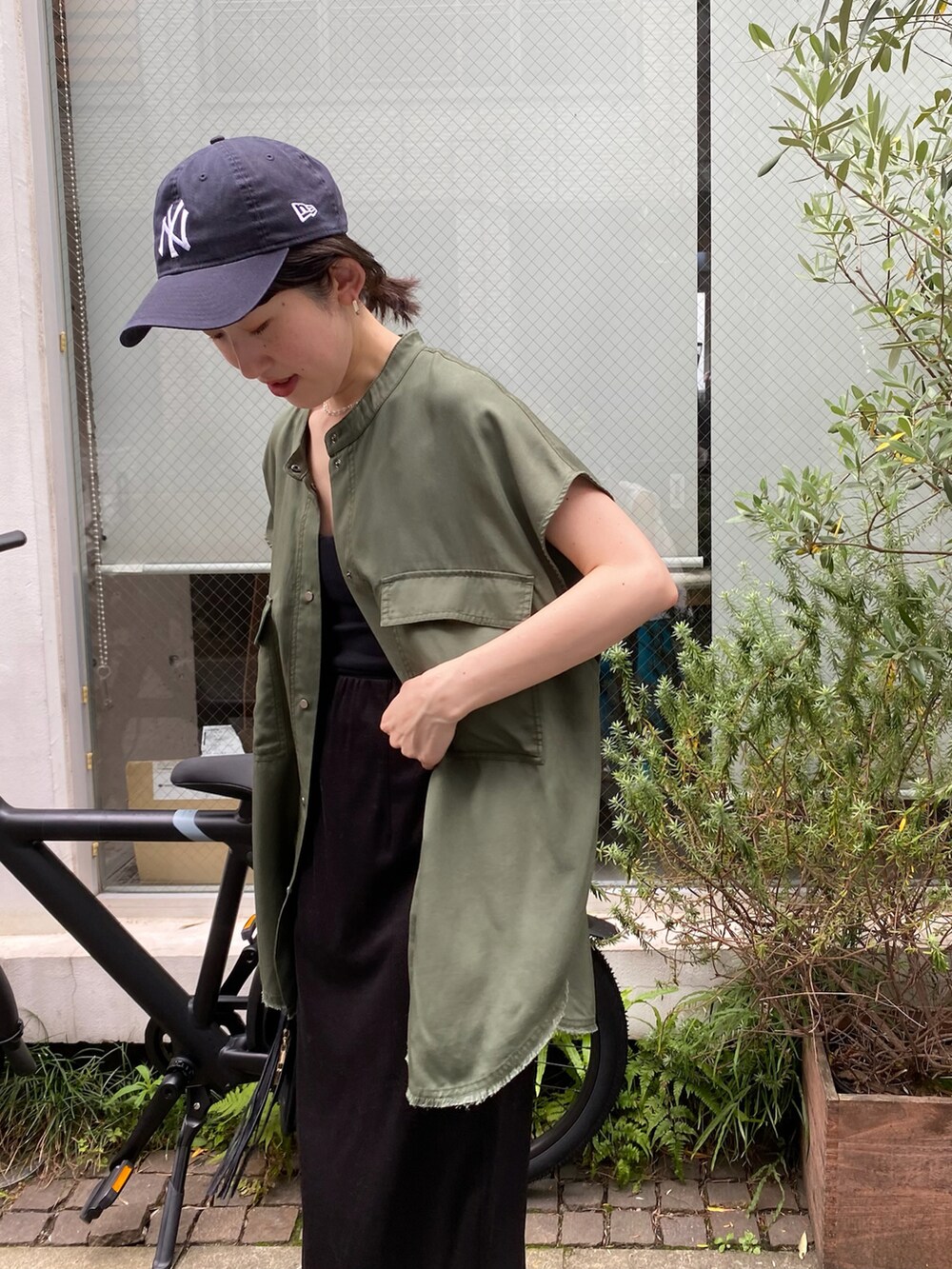 ブラック系のスカート、グリーン系のシャツ/ブラウスを着用したレディースの夏コーディネートの4枚目の写真