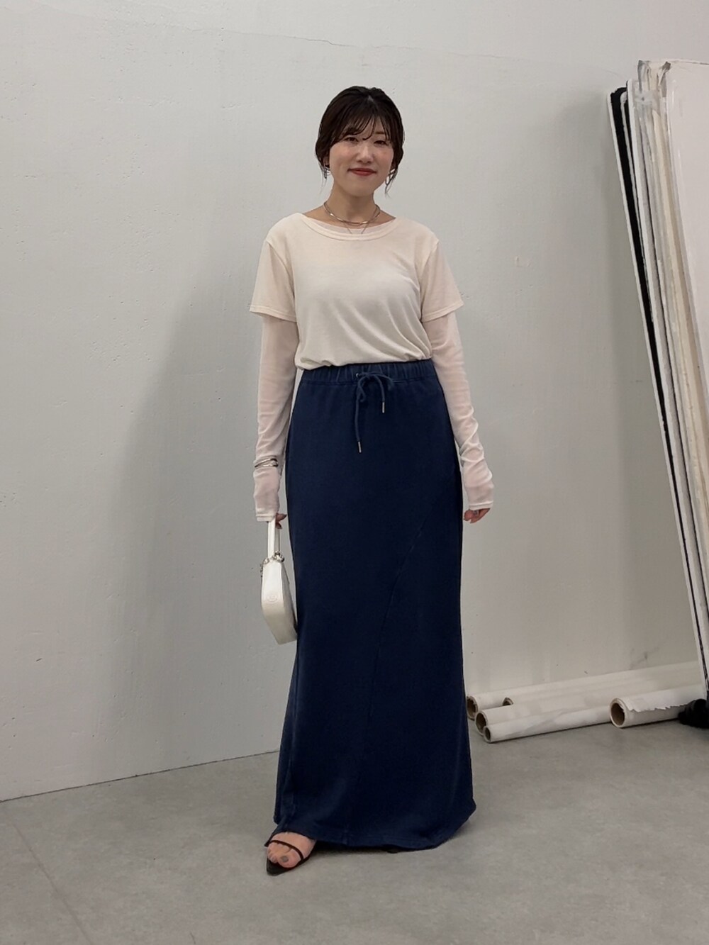 ホワイト系のTシャツ/カットソー、ブルー系のスカートを着用したレディースの夏コーディネートの5枚目の写真