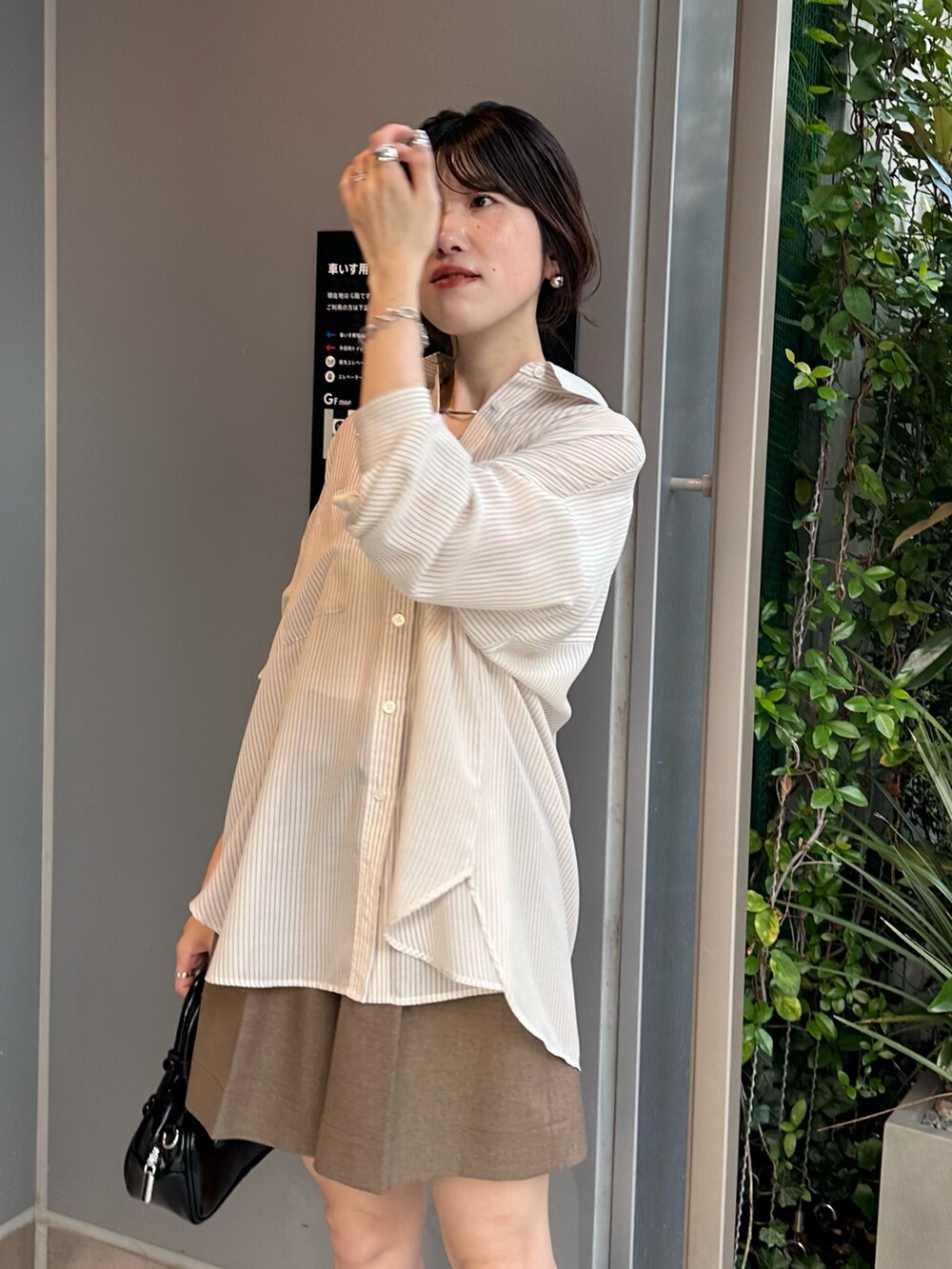 ベージュ系のシャツ/ブラウス、ブラック系のバッグ、ベージュ系のその他パンツを着用したレディースの夏コーディネートの3枚目の写真