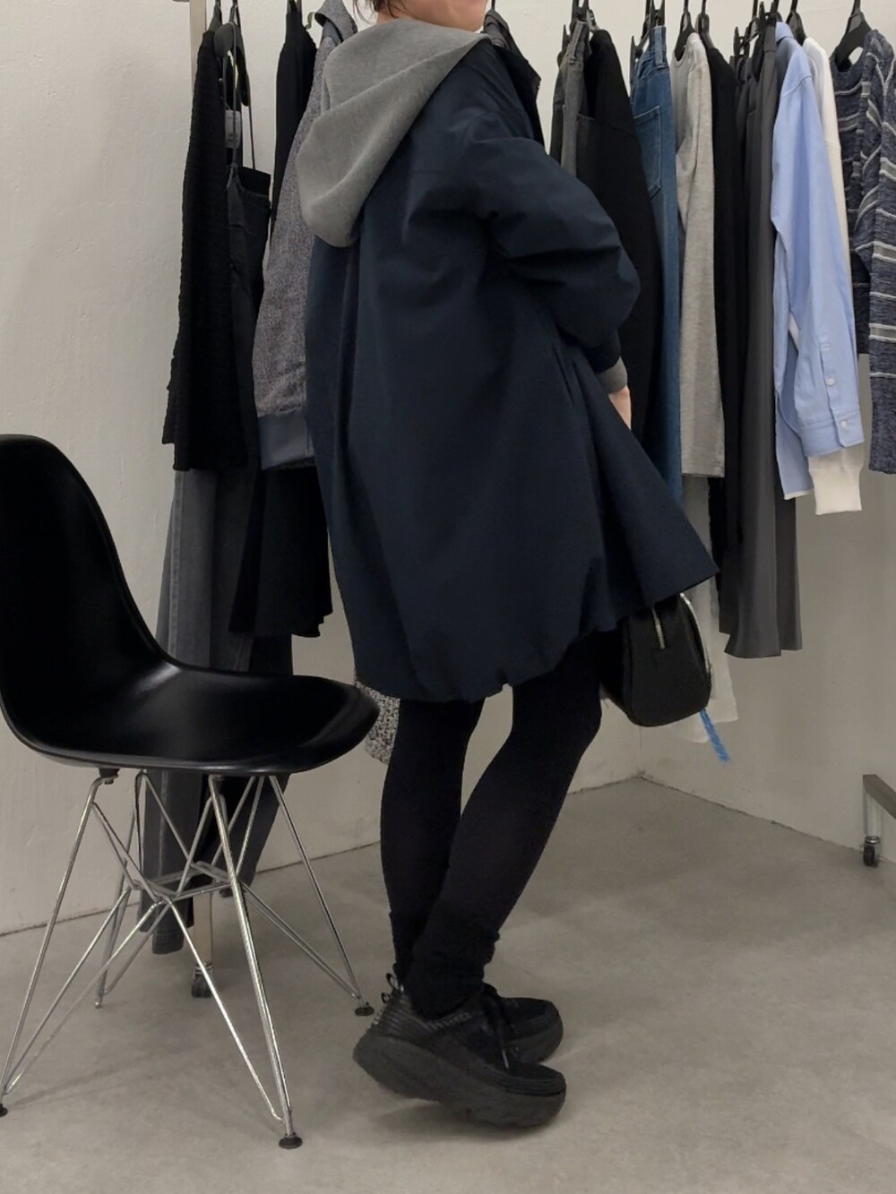 グレー系のTシャツ/カットソー、グレー系のパーカー、ブルー系のその他アウターを着用したレディースの冬コーディネートの2枚目の写真