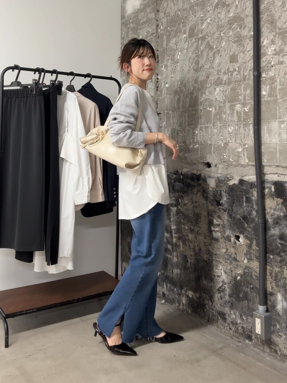 ホワイト系のTシャツ/カットソー、グレー系のカーディガン/ボレロ、ブルー系のデニムパンツを着用したレディースの夏コーディネートの3枚目の写真