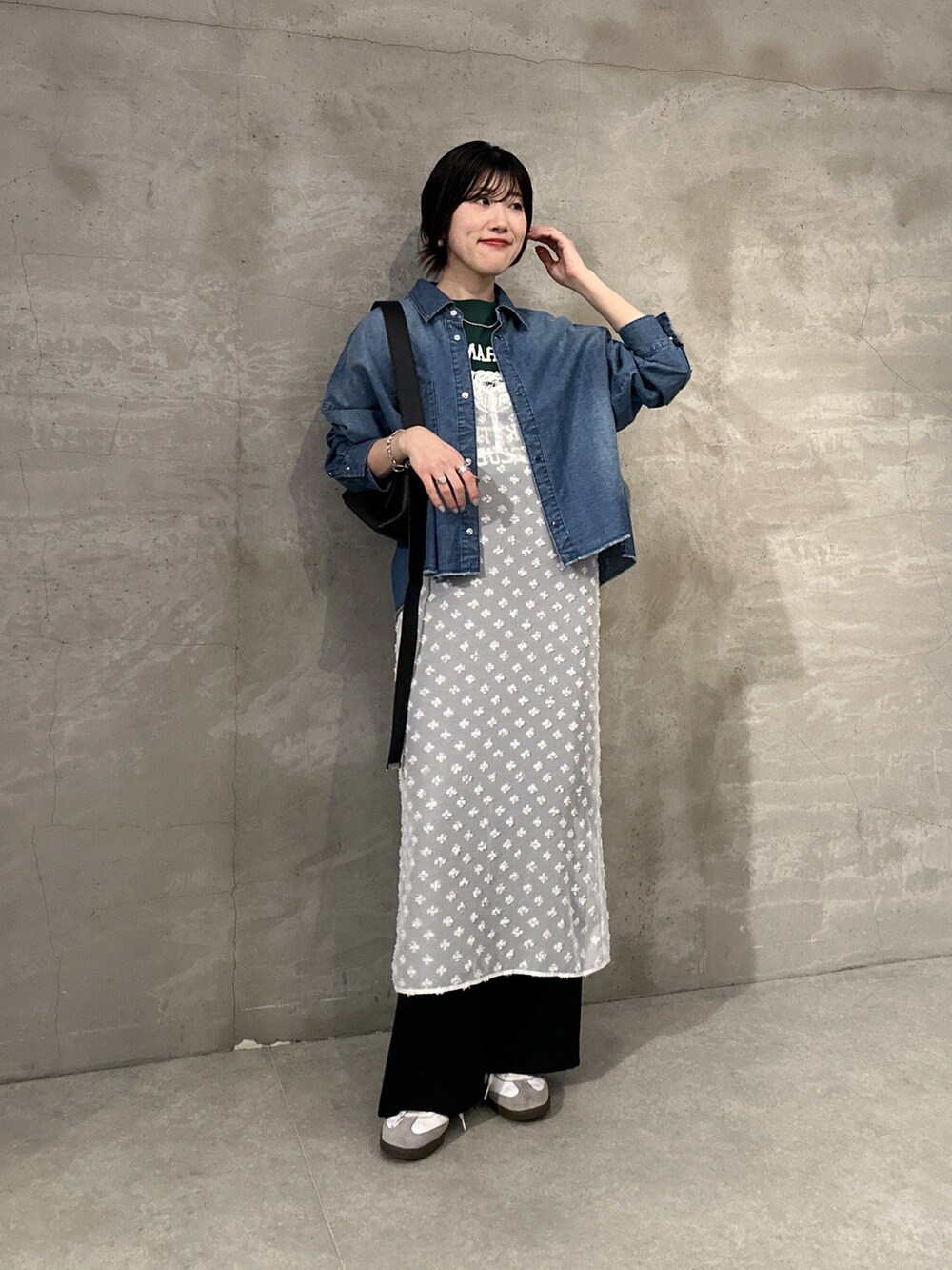 ブルー系のシャツ/ブラウス、ホワイト系のワンピース、ブラック系のその他パンツを着用したレディースの冬コーディネートの5枚目の写真