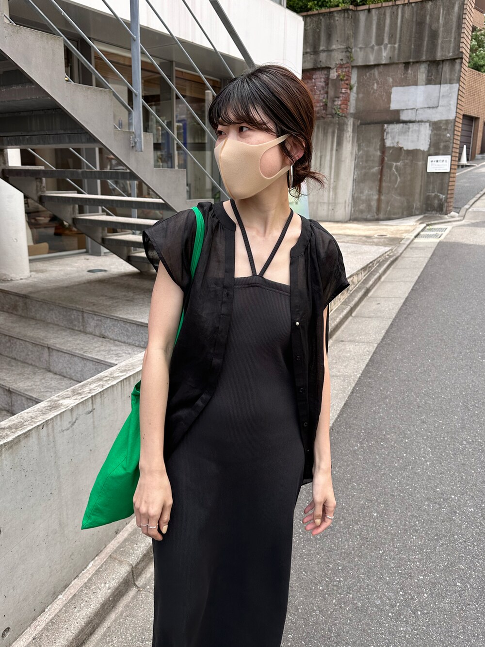 ブラック系のシャツ/ブラウス、グレー系のワンピース、ブラック系のサンダルを着用したレディースの春コーディネートの2枚目の写真