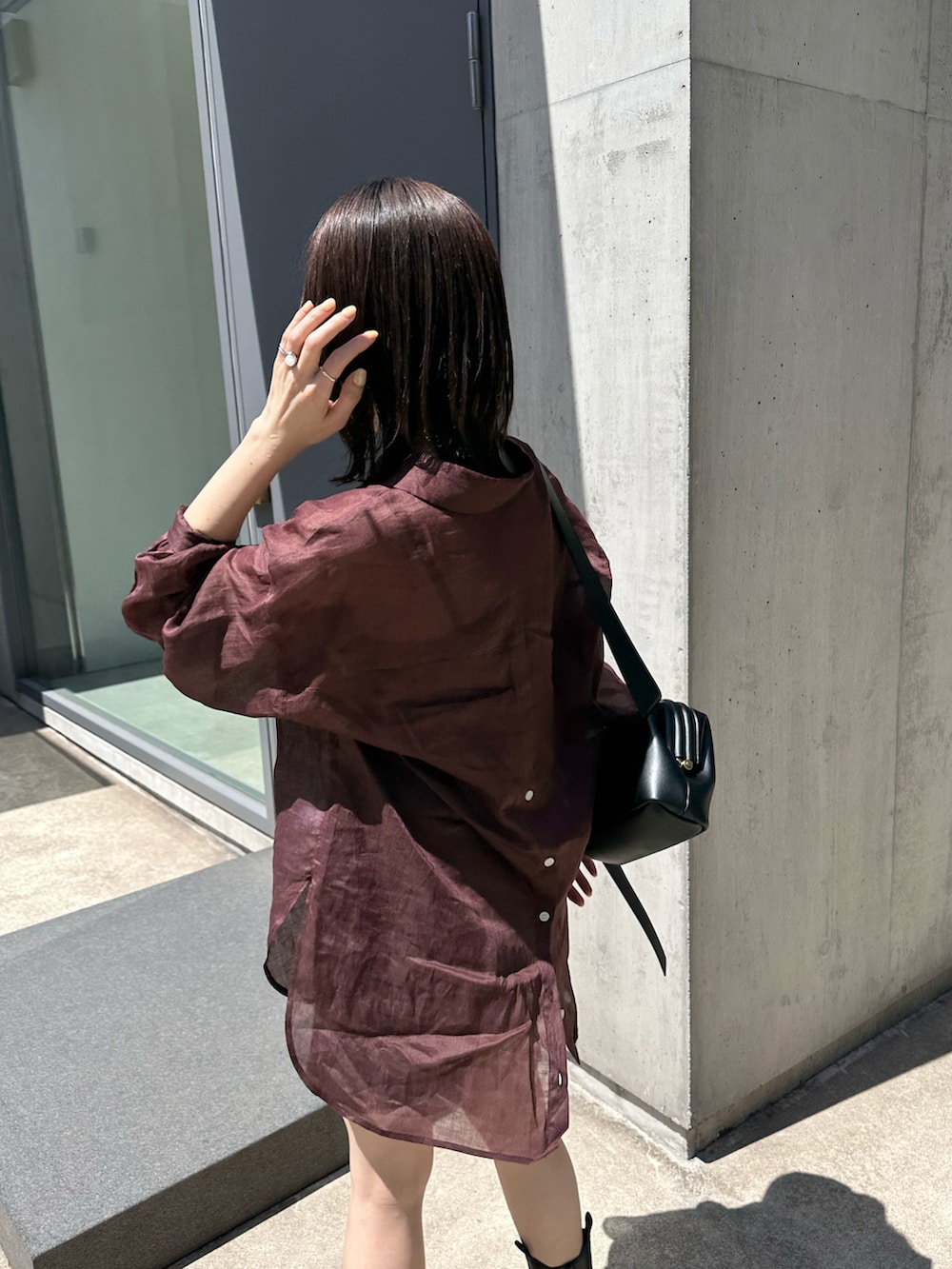 ブラウン系のシャツ/ブラウスを着用したレディースの春コーディネートの4枚目の写真