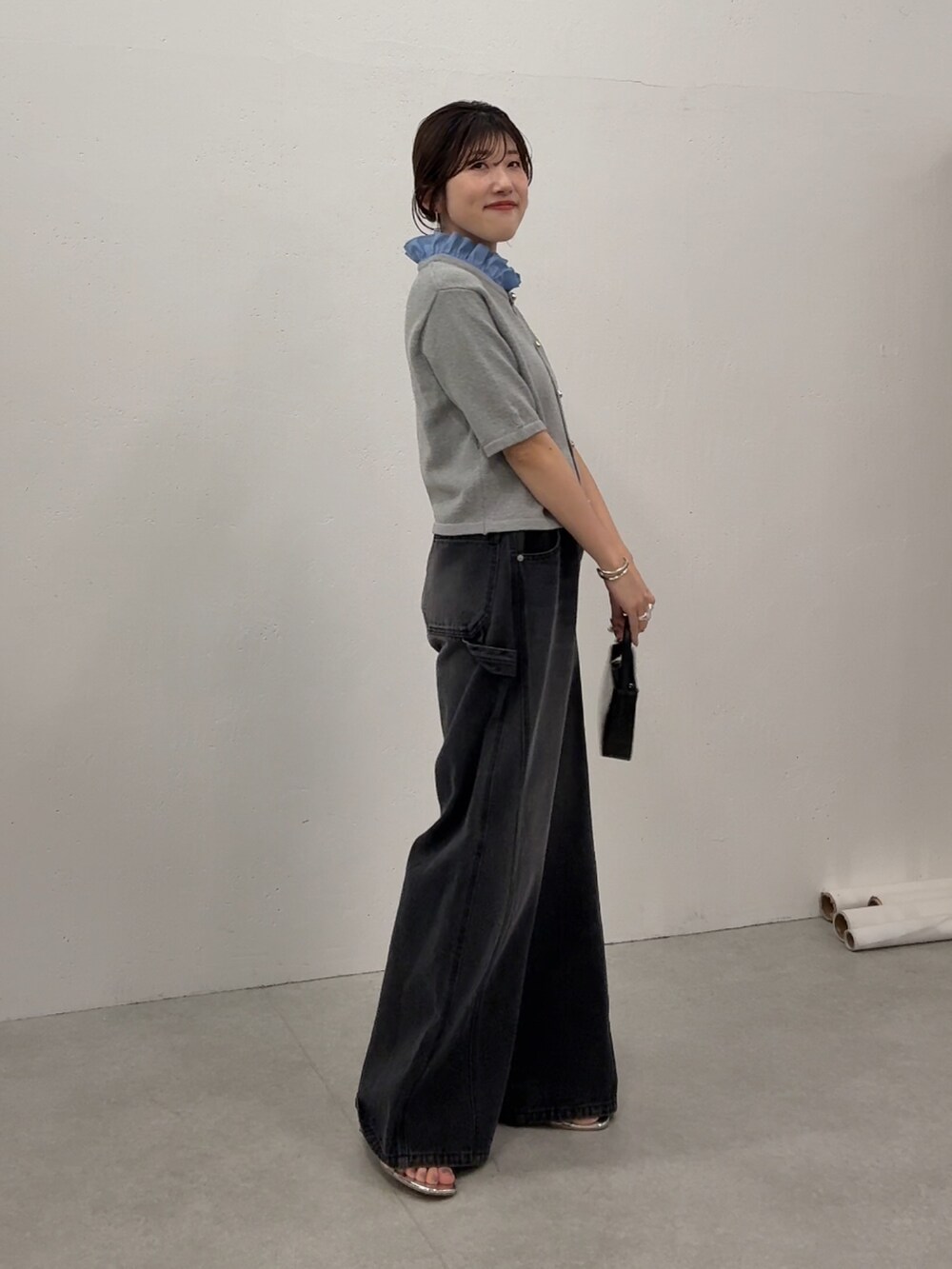 グレー系のカーディガン/ボレロ、ブルー系のデニムパンツを着用したレディースの夏コーディネートの2枚目の写真