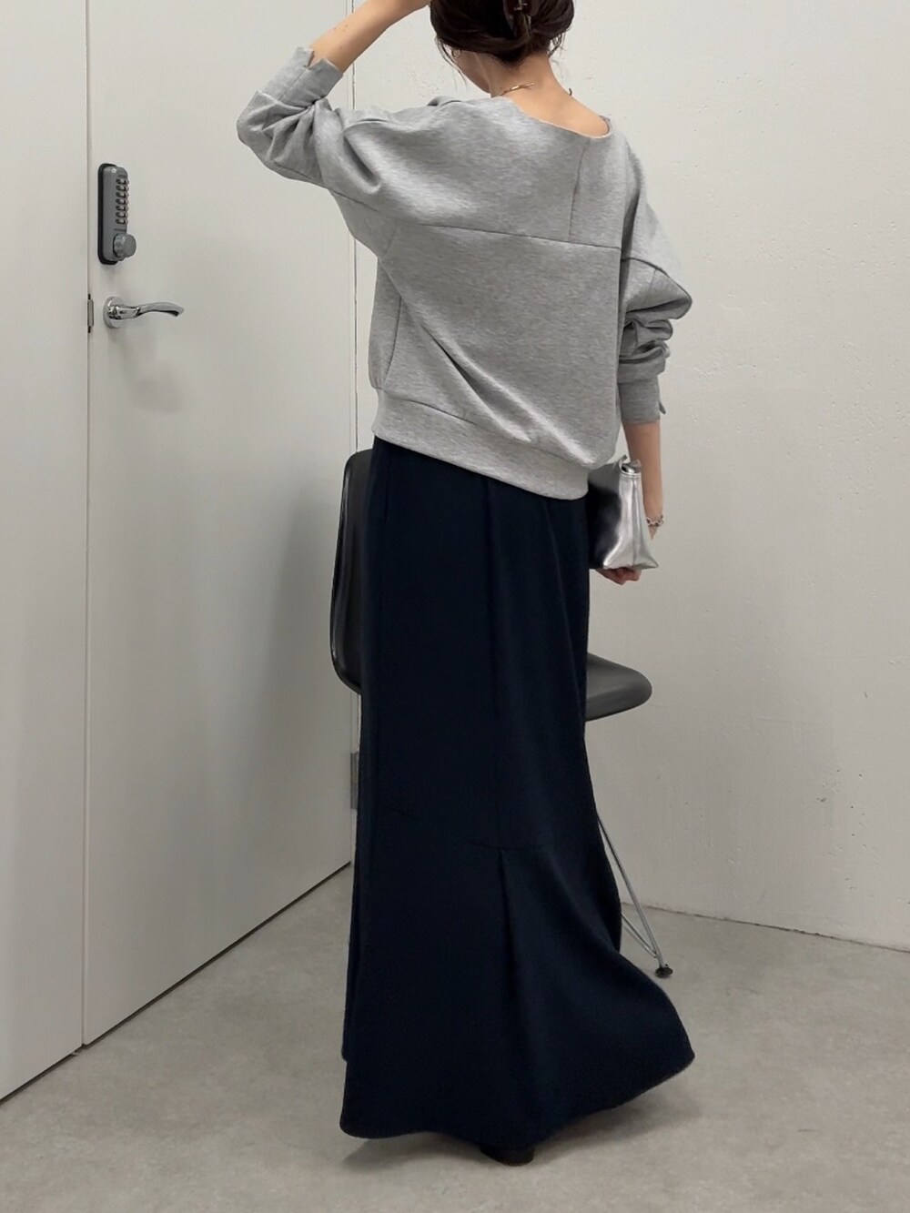 グレー系のTシャツ/カットソー、ブルー系のスカート、シルバー系のショルダーバッグを着用したレディースの夏コーディネートの4枚目の写真