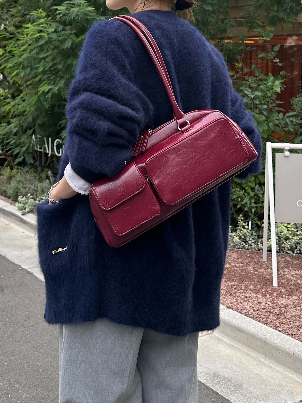 ブルー系のカーディガン/ボレロ、ホワイト系のTシャツ/カットソー、ブラック系のバッグを着用したレディースの秋コーディネートの5枚目の写真