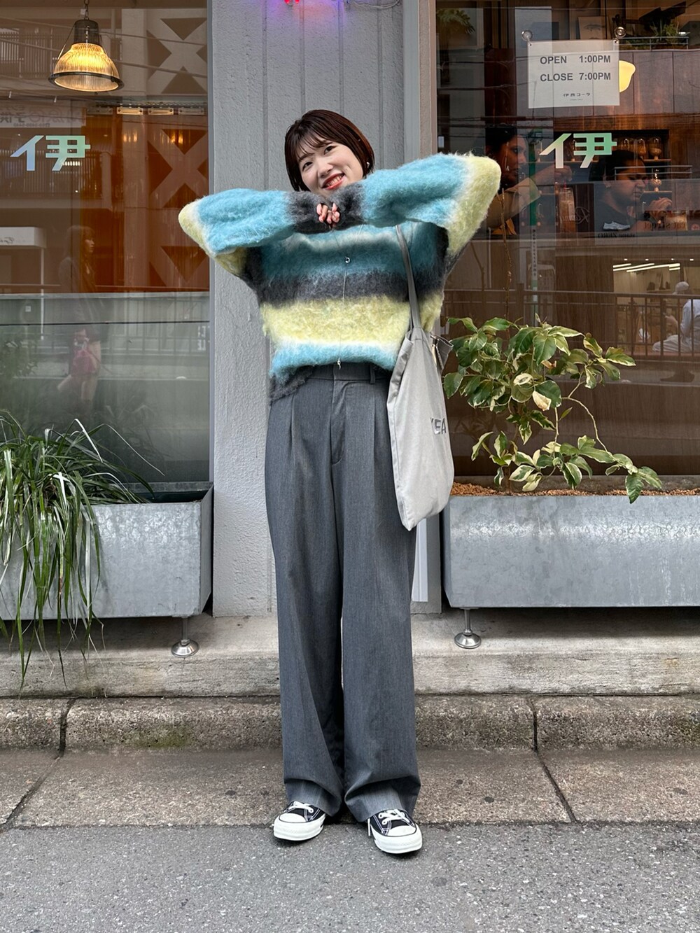 ブルー系のニット/セーター、シルバー系のネックレスを着用したレディースの秋コーディネートの2枚目の写真