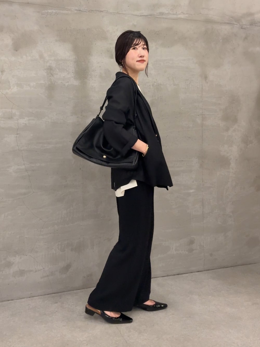 ブラック系のテーラードジャケット、ブラック系のその他パンツ、ホワイト系のシャツ/ブラウスを着用したレディースの春コーディネートの3枚目の写真