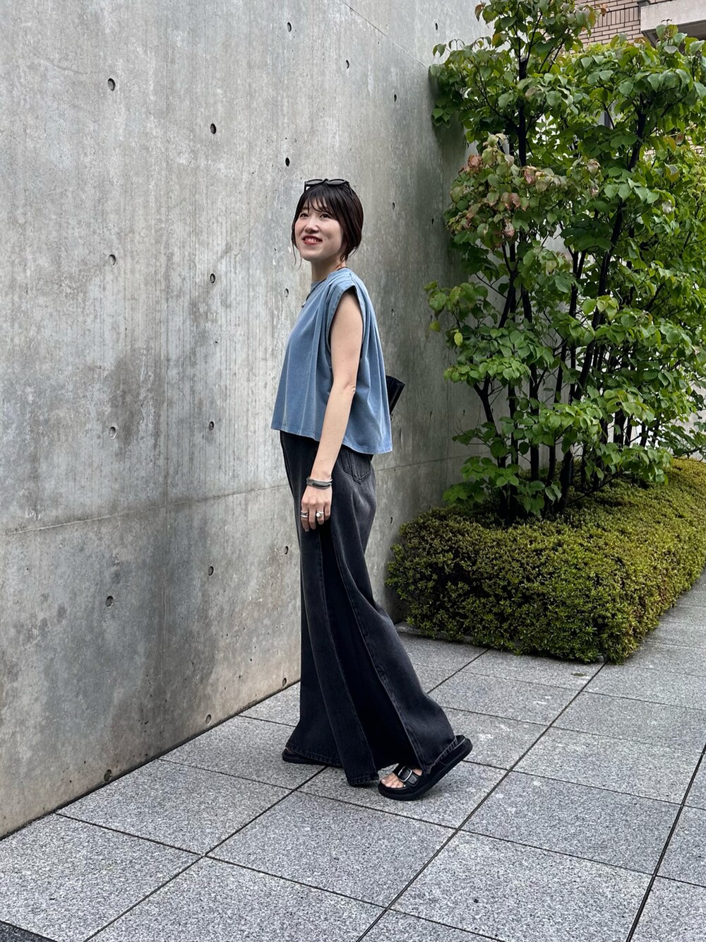 ブルー系のTシャツ/カットソー、ブラック系のデニムパンツ、ブラック系のバッグを着用したレディースの夏コーディネートの2枚目の写真