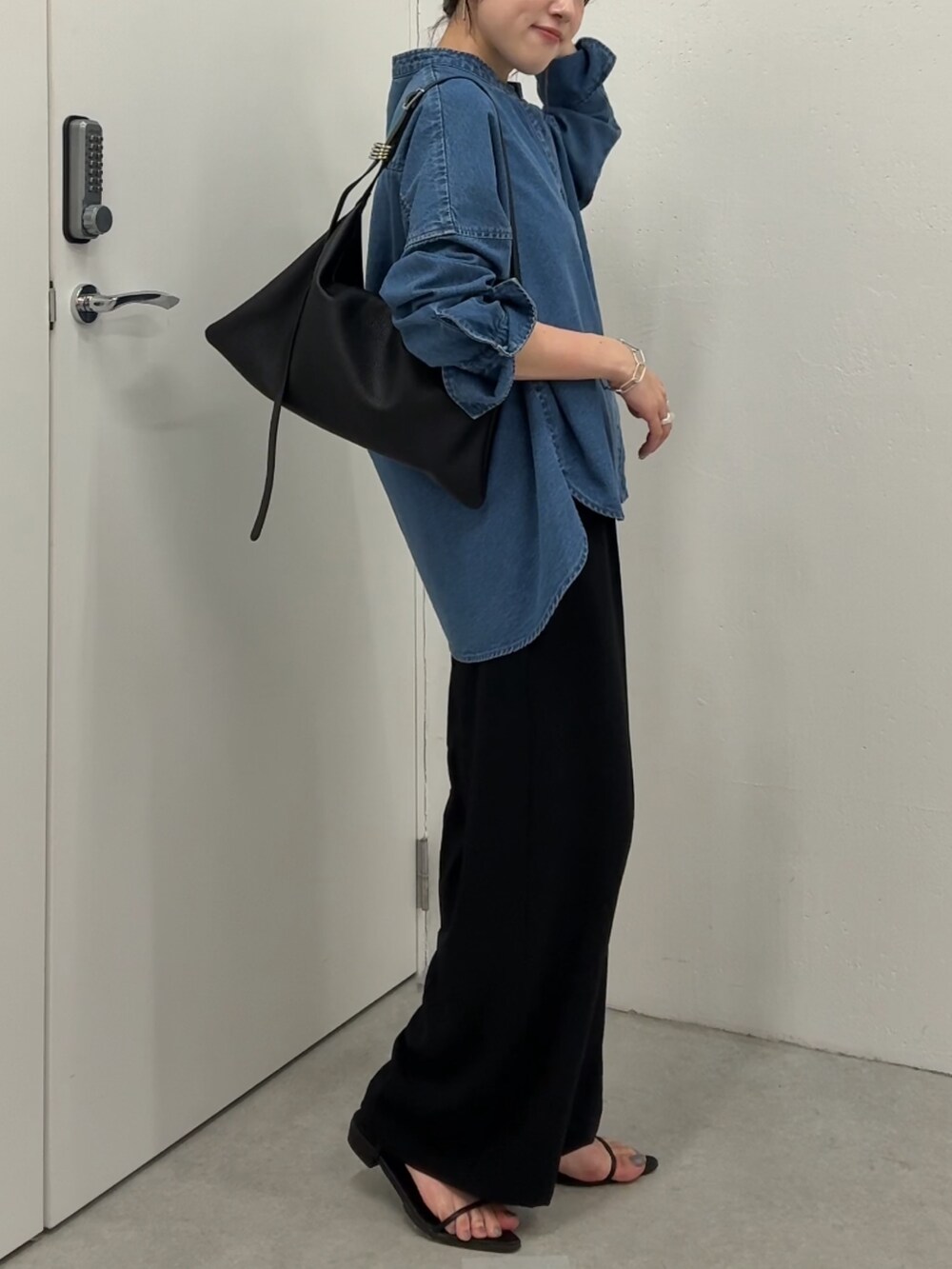 ブルー系のシャツ/ブラウス、ブラック系のその他パンツ、ブラック系のショルダーバッグを着用したレディースの夏コーディネートの2枚目の写真