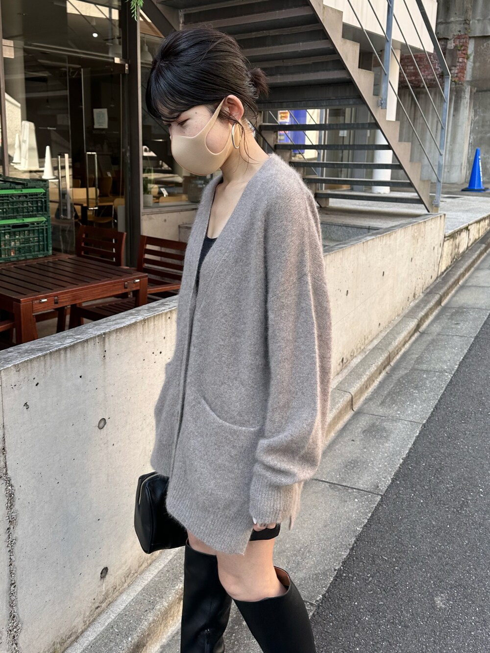 ブラウン系のカーディガン/ボレロ、ブラック系のボストンバッグ、ブラック系のブーツを着用したレディースの冬コーディネートの4枚目の写真