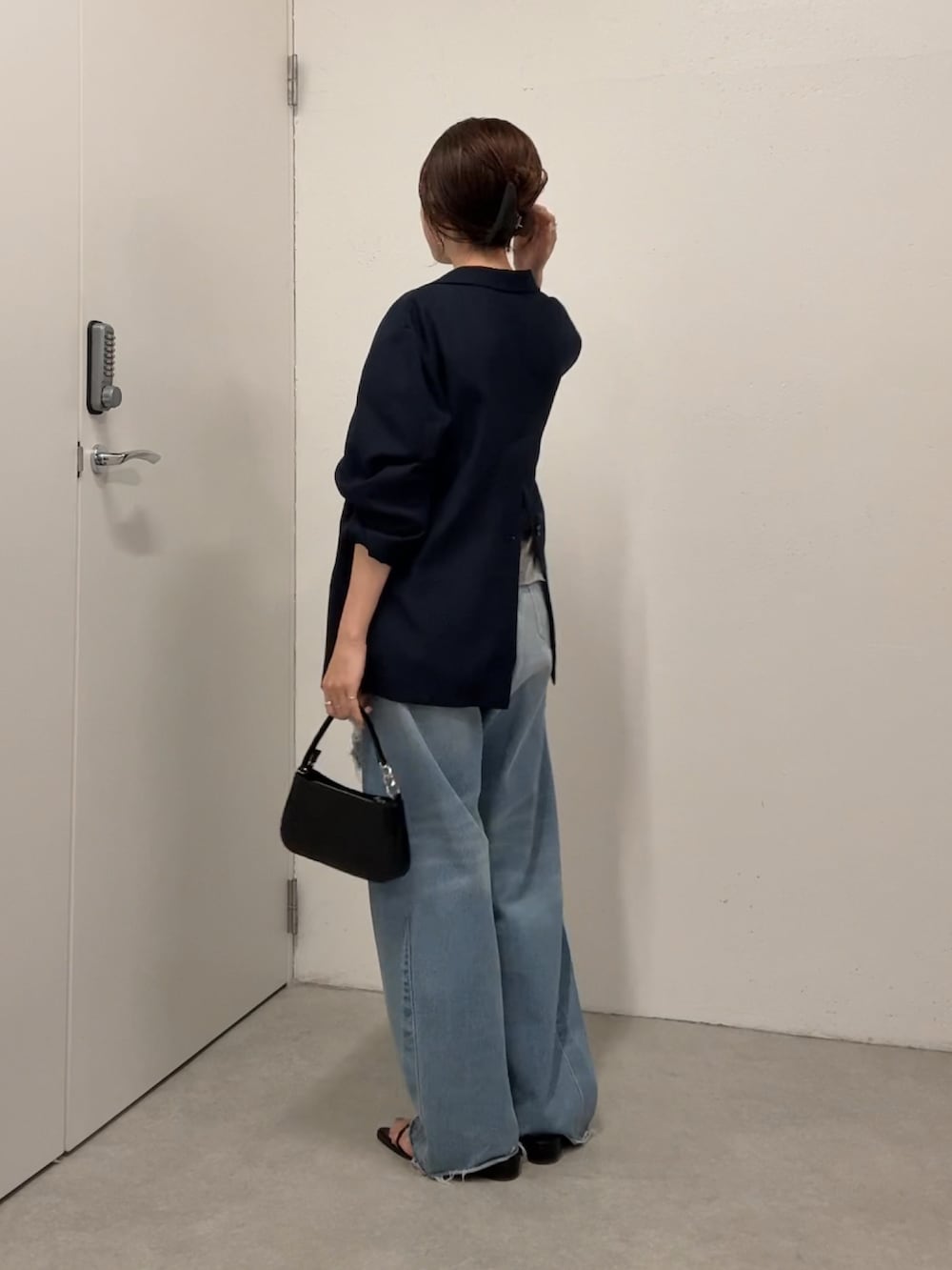 グレー系のTシャツ/カットソー、ブルー系のテーラードジャケット、ブルー系のデニムパンツを着用したレディースの夏コーディネートの3枚目の写真