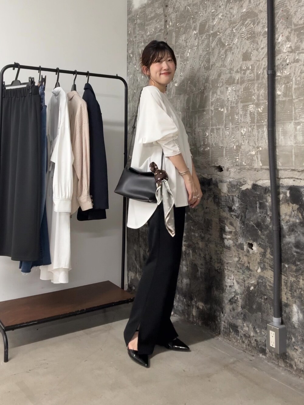 ホワイト系のTシャツ/カットソー、ブラック系のその他パンツ、ブラック系のショルダーバッグを着用したレディースの夏コーディネートの2枚目の写真