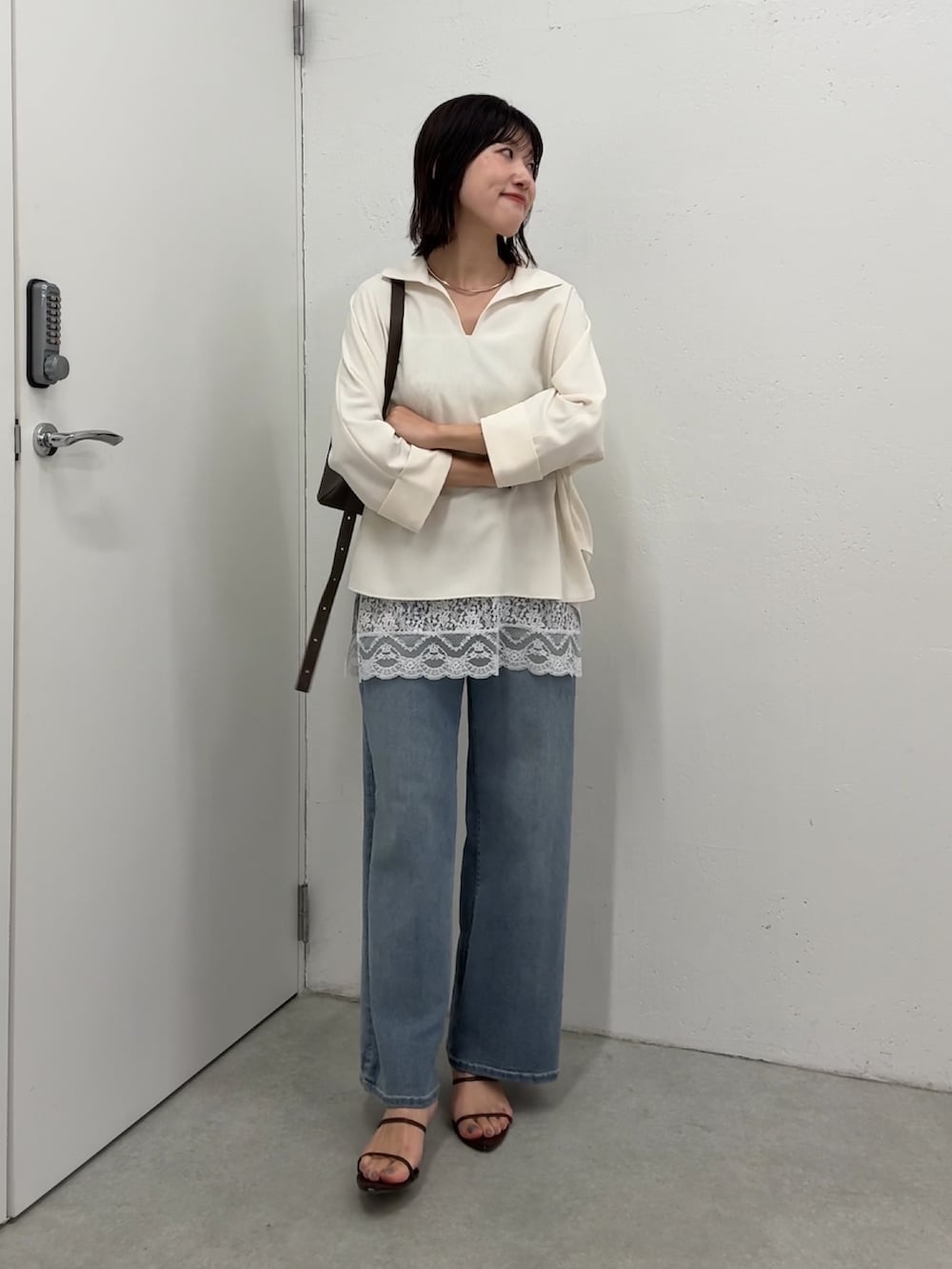 ホワイト系のシャツ/ブラウス、ホワイト系のキャミソール、ブルー系のデニムパンツを着用したレディースの春コーディネートの5枚目の写真