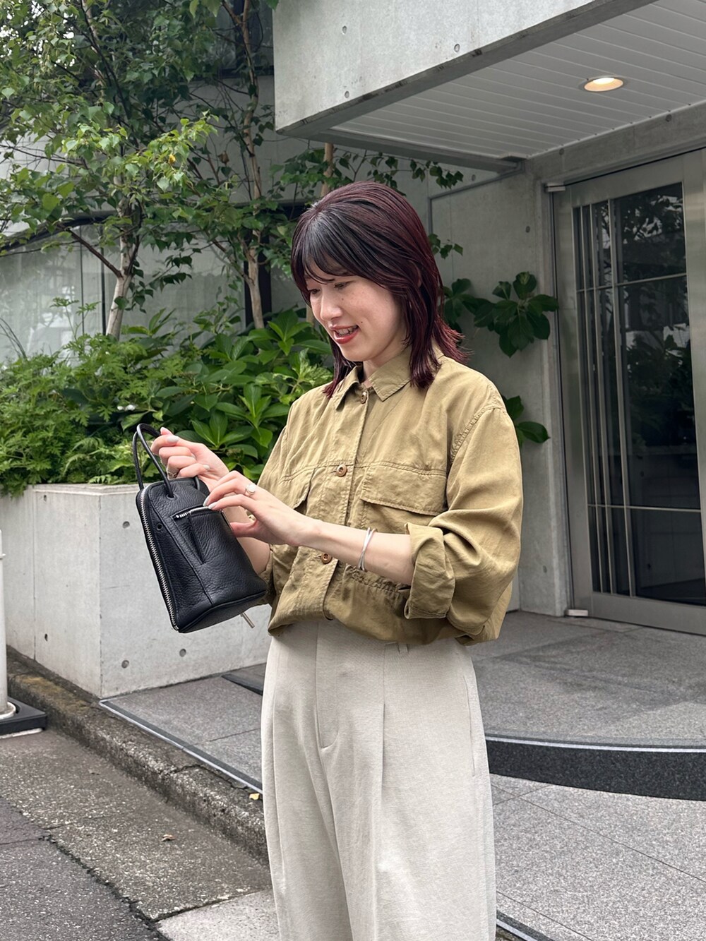 グリーン系のシャツ/ブラウス、ベージュ系のその他パンツを着用したレディースの夏コーディネートの3枚目の写真