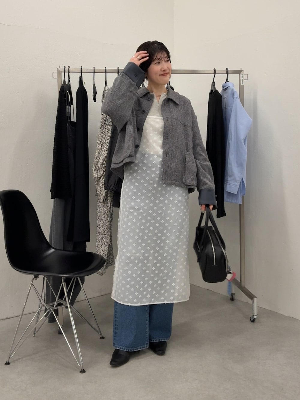 ブルー系のジャケット/アウター、ホワイト系のワンピース、ブルー系のデニムパンツを着用したレディースの冬コーディネートの2枚目の写真
