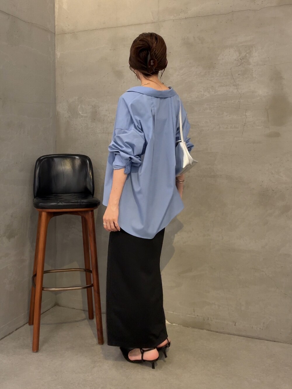 ブラック系のスカート、ブルー系のシャツ/ブラウス、シルバー系のショルダーバッグを着用したレディースの夏コーディネートの5枚目の写真