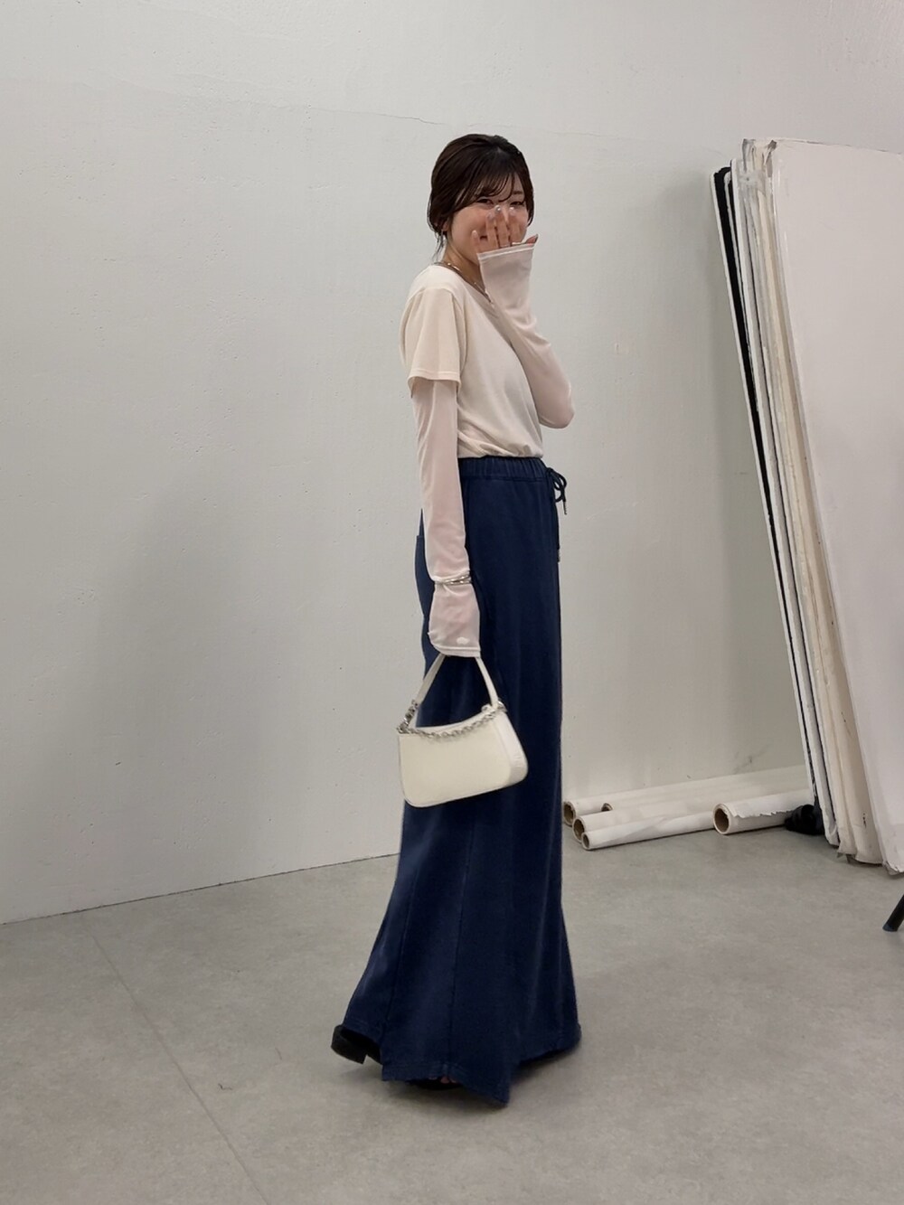 ホワイト系のTシャツ/カットソー、ブルー系のスカートを着用したレディースの夏コーディネートの2枚目の写真