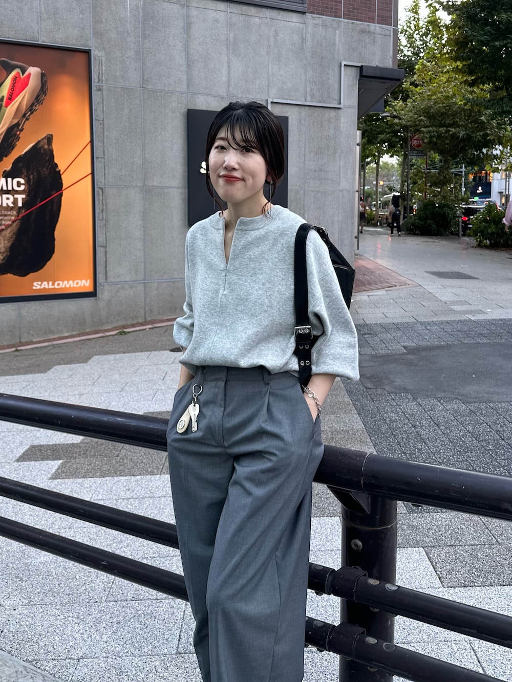 グレー系のニット/セーター、ブラック系のバッグを着用したレディースの秋コーディネートの3枚目の写真