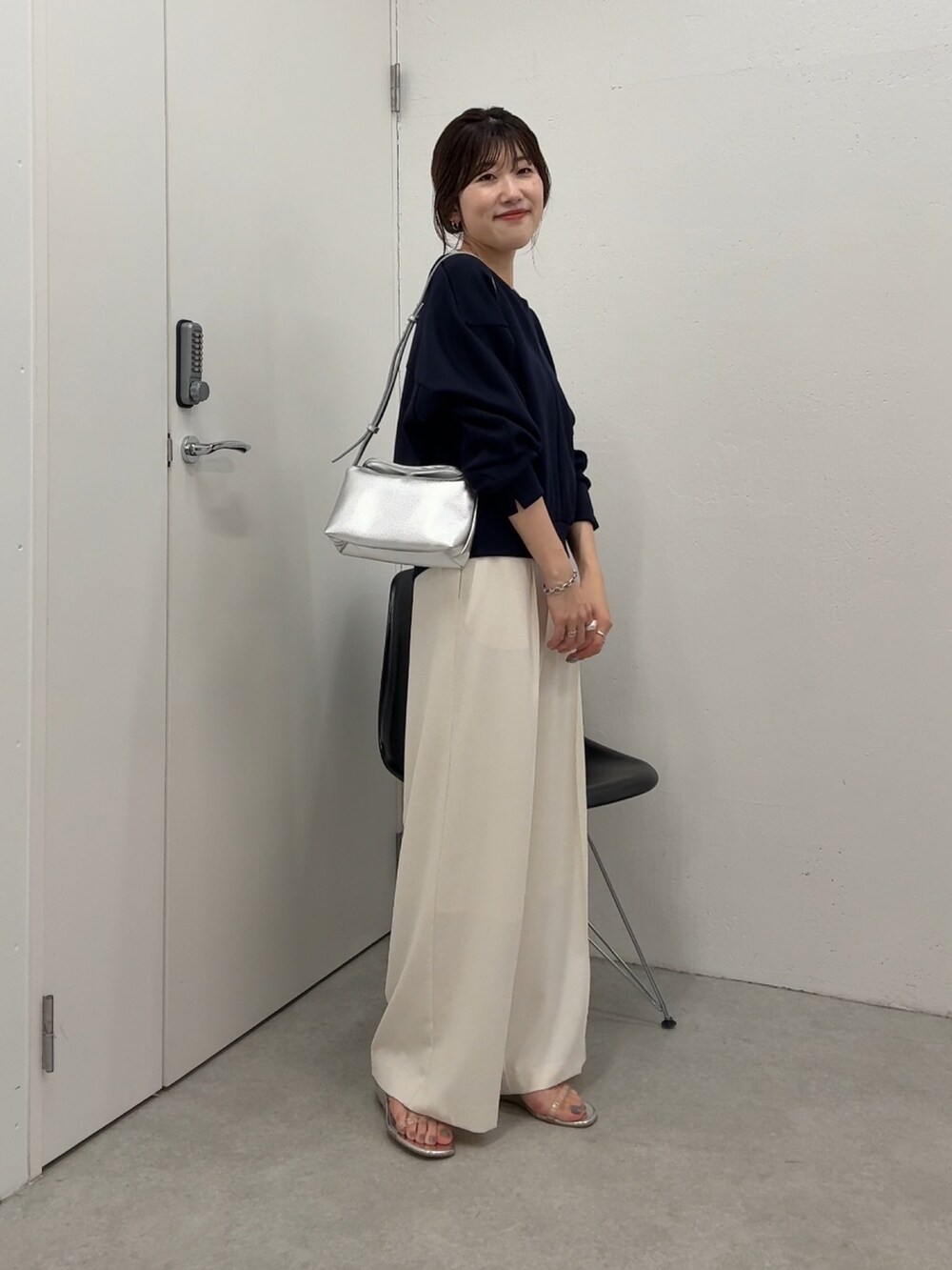 ブルー系のTシャツ/カットソー、ホワイト系のその他パンツ、シルバー系のショルダーバッグを着用したレディースの夏コーディネートの2枚目の写真