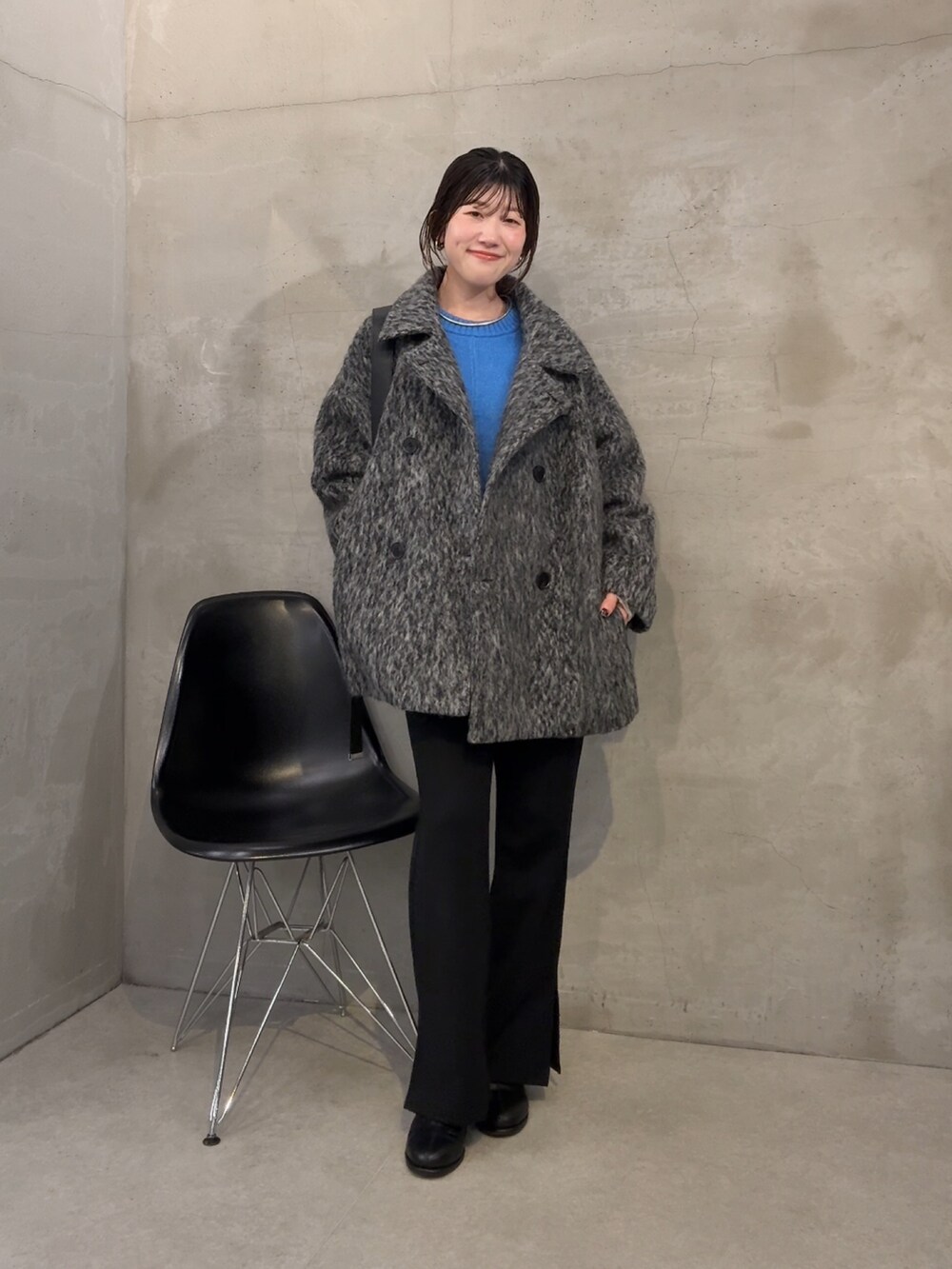 グレー系のその他アウター、ブルー系のニット/セーター、ホワイト系のTシャツ/カットソーを着用したレディースの秋コーディネートの2枚目の写真